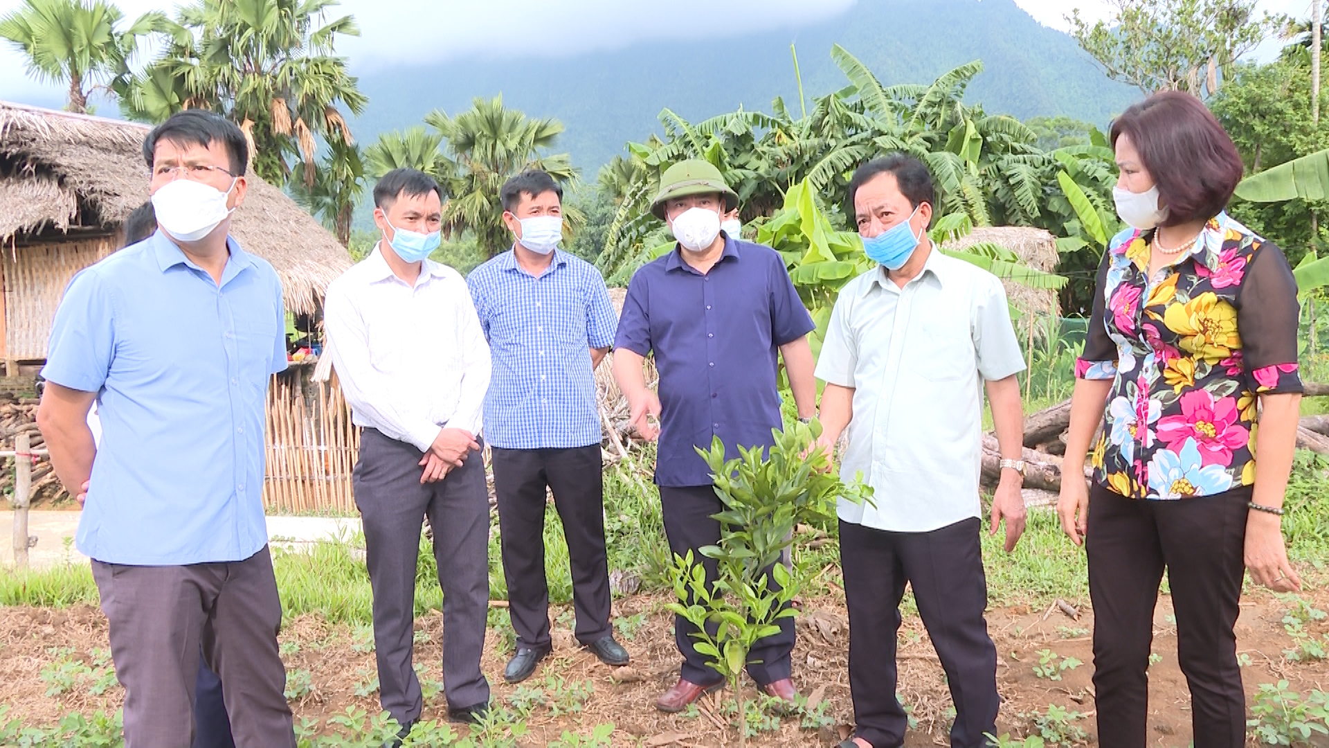 Phó Chủ tịch Thường trực UBND tỉnh Hoàng Gia Long kiểm tra cải tạo vườn tạp tại Vị Xuyên
