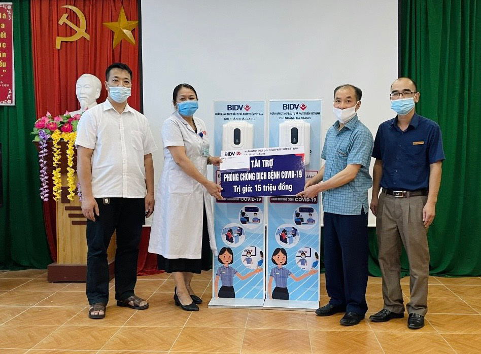 Ngân hàng BIDV tỉnh Hà Giang tặng quà hỗ trợ phòng, chống Covid -19