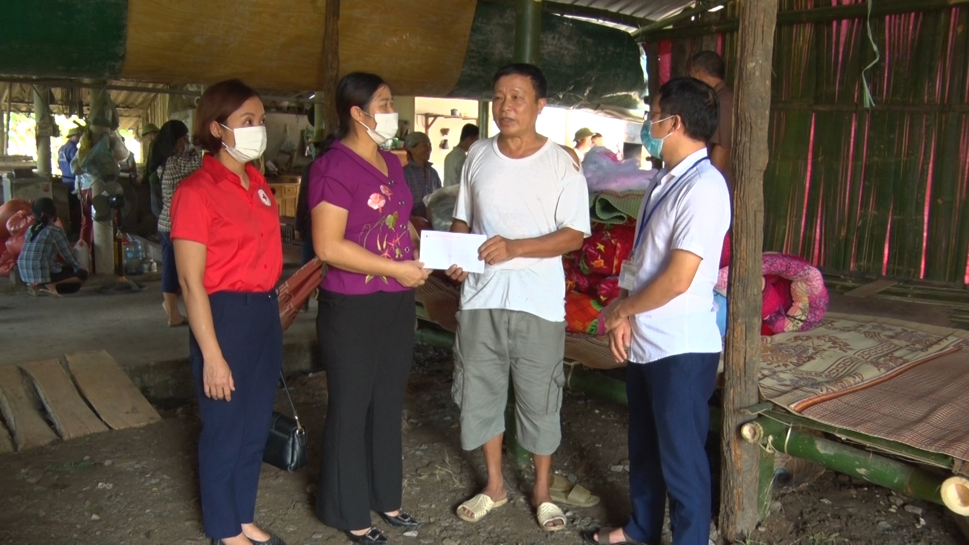 Lãnh đạo huyện Vị Xuyên trao tiền hỗ trợ cho gia đình bị cháy nhà tại xã Tùng Bá
