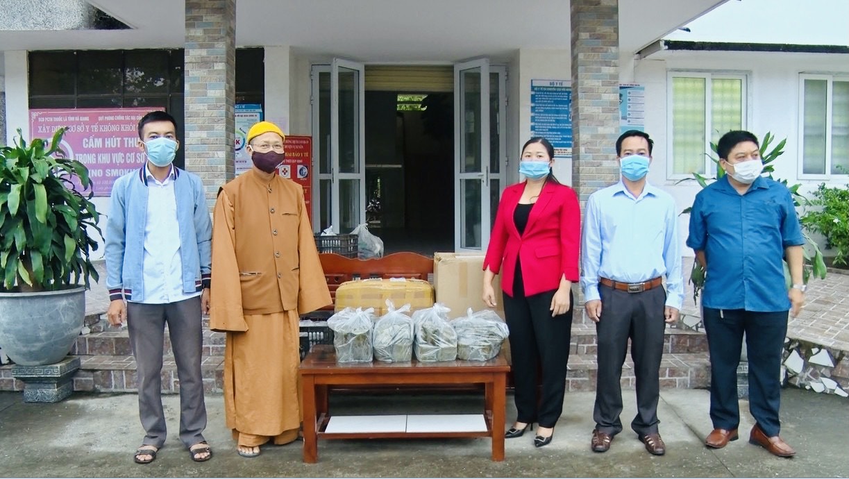 Trụ trì Chùa Nậm Dầu, xã Ngọc Linh tặng quà Trung tâm Y tế huyện