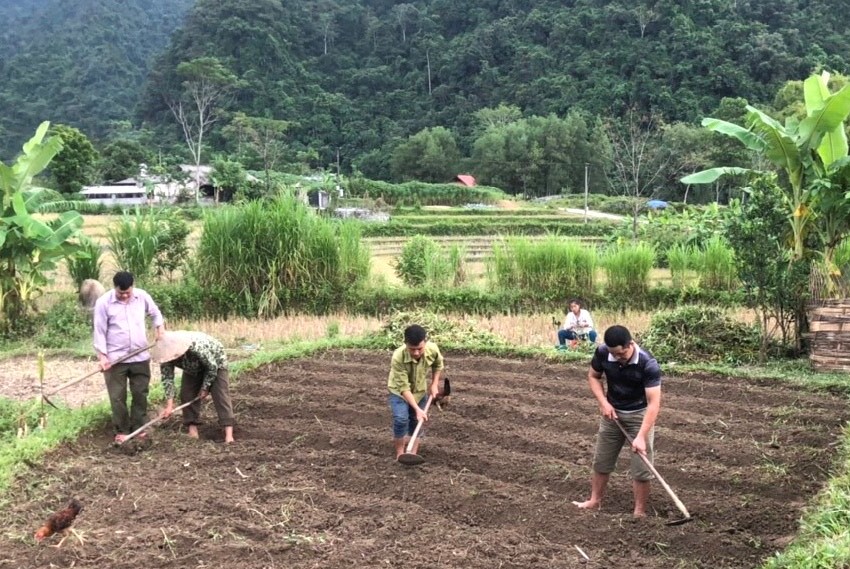 Công an xã Kim Linh hỗ trợ người dân cải tạo vườn tạp