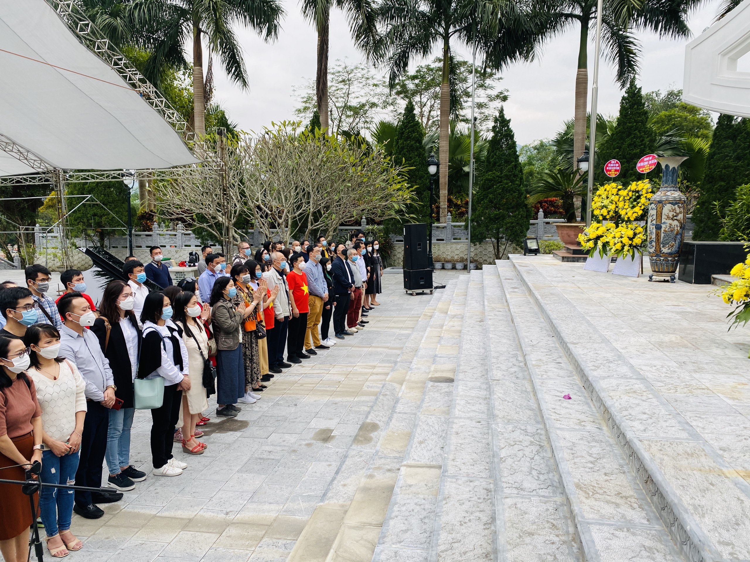 Hiệp hội Du lịch Việt Nam viếng Nghĩa trang Liệt sĩ Quốc gia Vị Xuyên