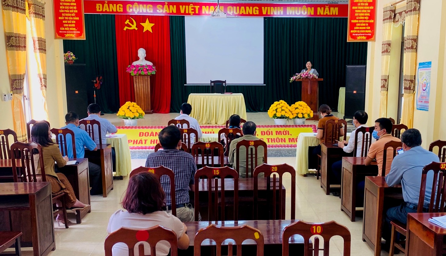 Phó Chủ tịch UBND huyện Đặng Thị Phượng chỉ đạo công tác phòng chống dịch Covid-19  tại xã Thuận Hoà