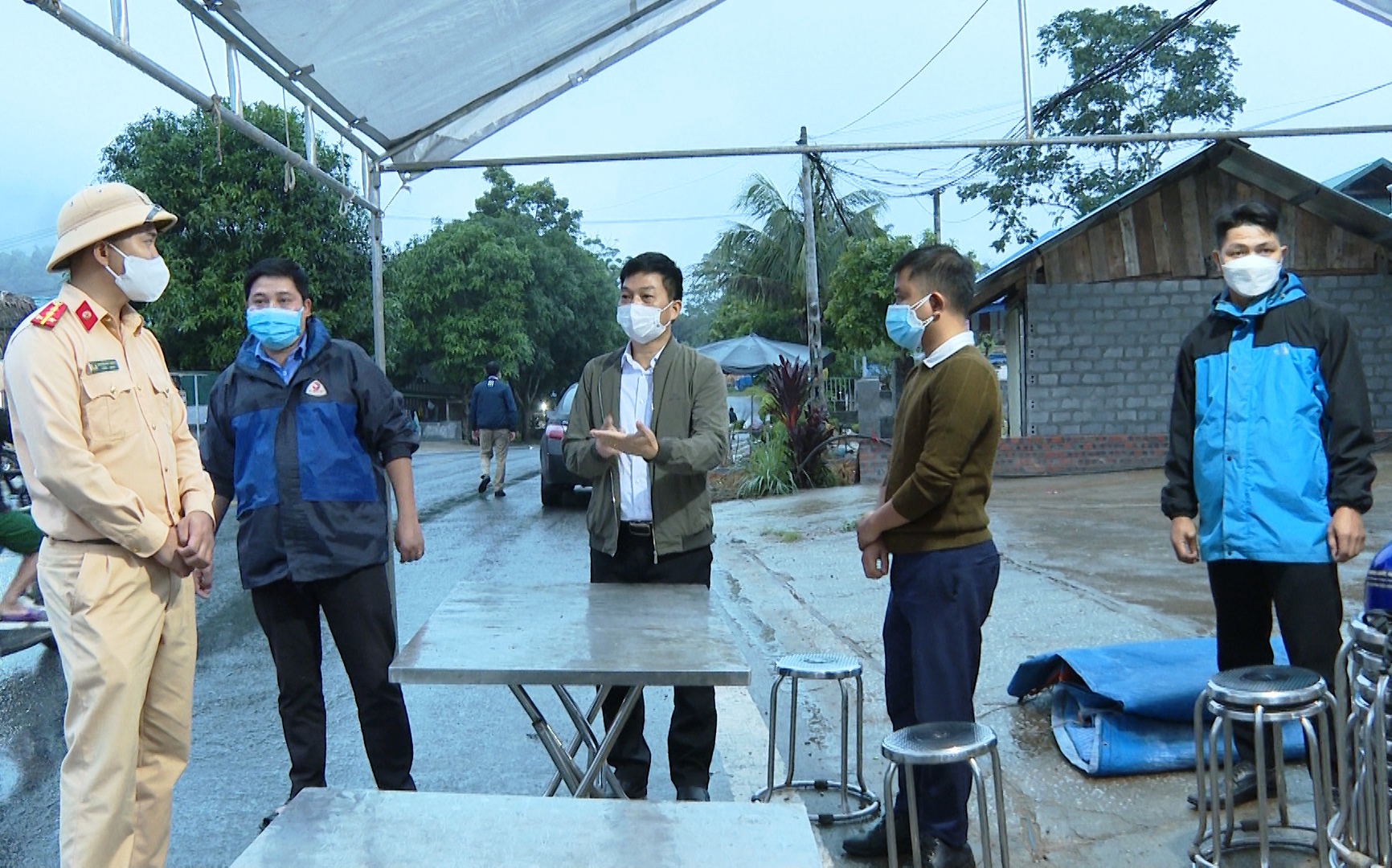 Chủ tịch UBND huyện Vị Xuyên kiểm tra Chốt kiểm soát dịch bệnh COVID - 19 tại xã Phương Tiến.