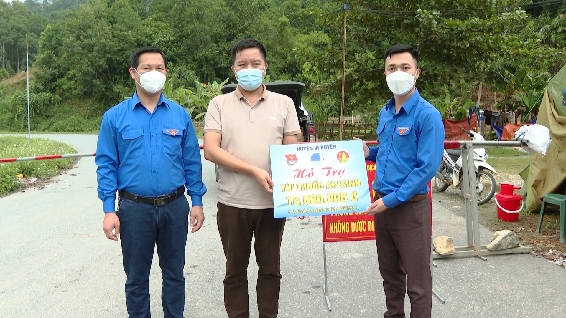 Các trường THPT tặng quà phòng chống COVID – 19 xã Thuận Hòa