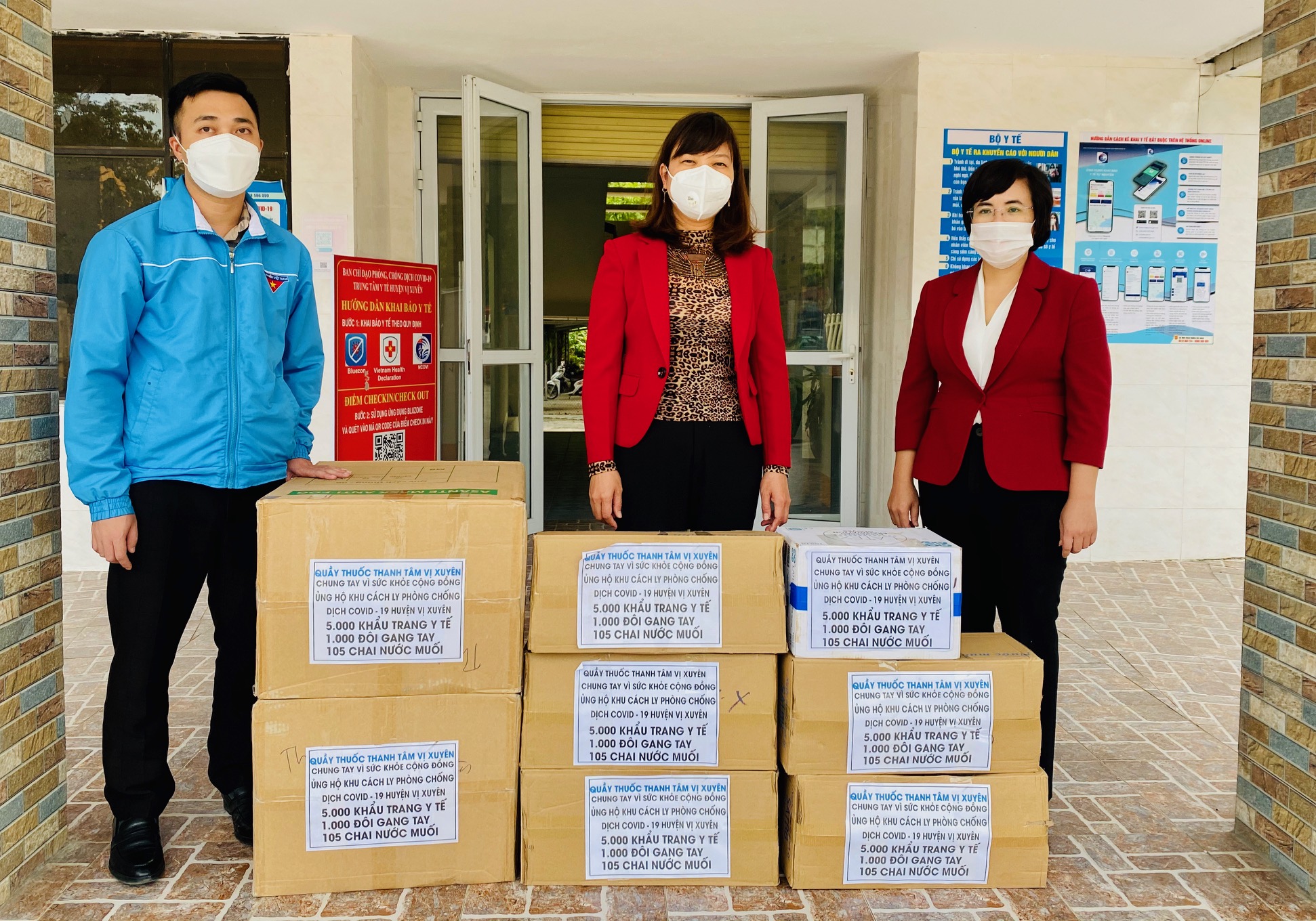 UBMTTQ VIệt Nam  huyện Vị Xuyên trao tặng trang thiết bị y tế cho Trung tâm Y tế huyện