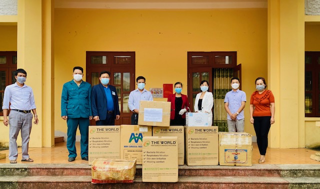 Đoàn từ thiện Hà Nội trao quà hỗ trợ phòng chống Covid-19 tại xã Linh Hồ