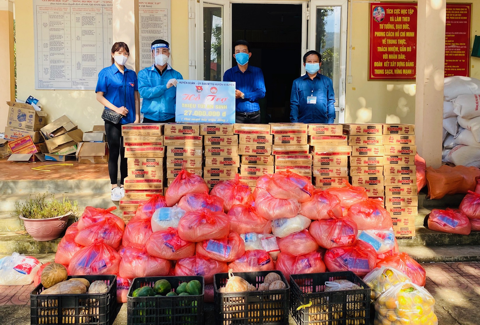 Huyện đoàn - UBMTTQ VN huyện Vị Xuyên trao 108 túi quà an sinh hỗ trợ xã Phong Quang