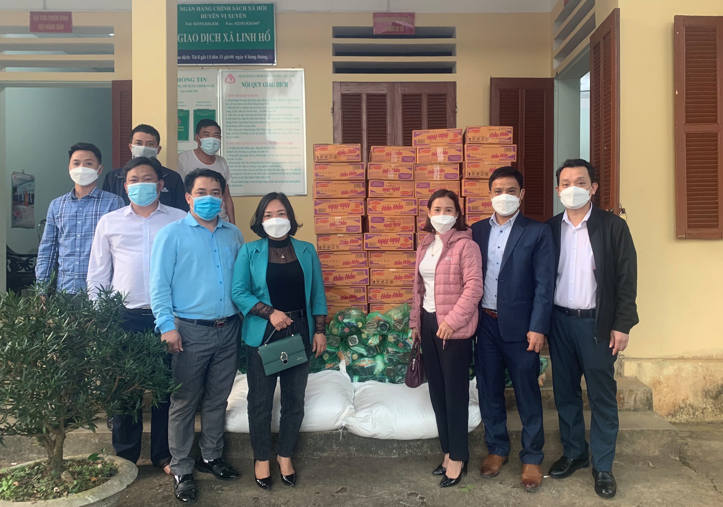 Thị trấn Vị Xuyên trao tặng nhu yếu phẩm cho xã Linh Hồ phòng, chống dịch COVID-19
