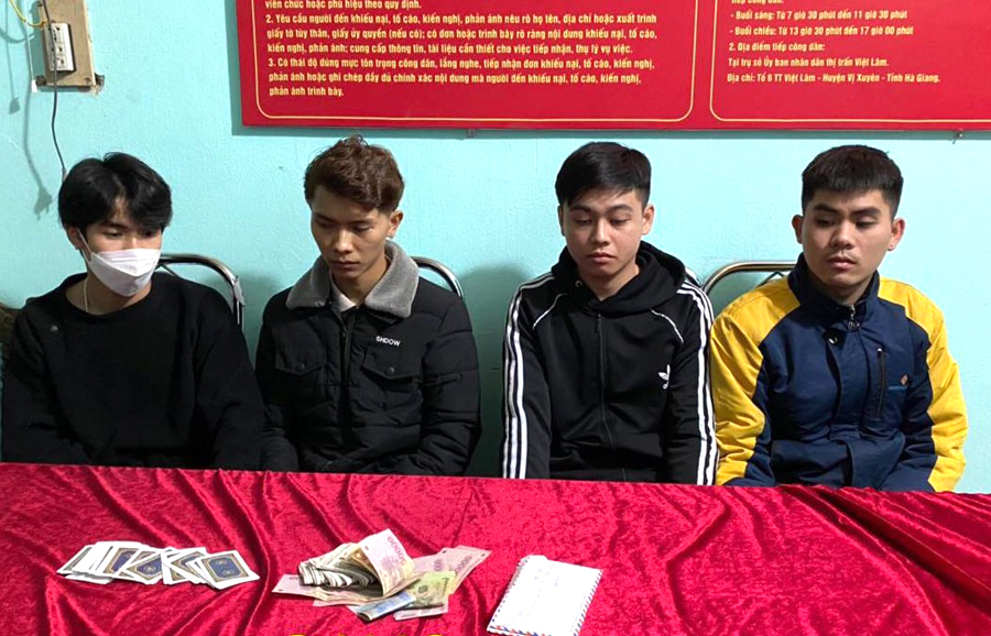 Bắt giữ 4 đối tượng đánh bạc tại thị trấn Nông trường Việt Lâm, Vị Xuyên