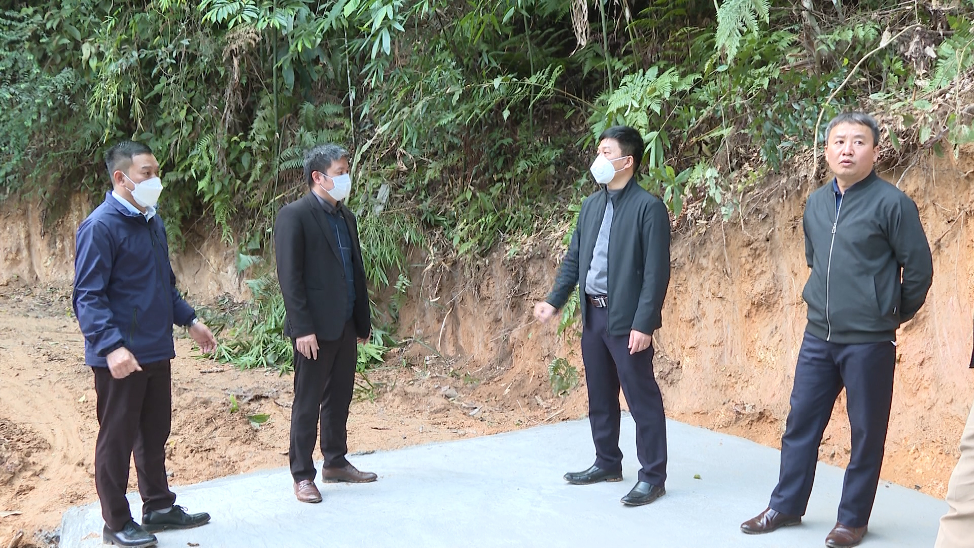 Chủ tịch UBND huyện Vị Xuyên kiểm tra tiến độ xây dựng NTM xã Thanh Thủy.