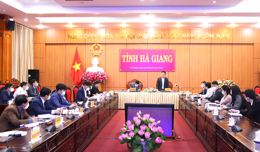 Lãnh đạo tỉnh nghe nhà đầu tư báo cáo ý tưởng đầu tư một số dự án tại huyện Vị Xuyên