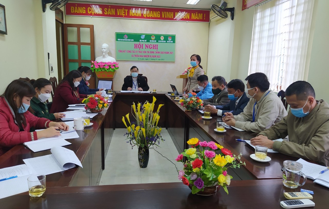 Ngân hàng CSXH huyện Vị Xuyên tổng kết cho vay ủy thác qua các tổ chức chính trị - xã hội năm 2021.