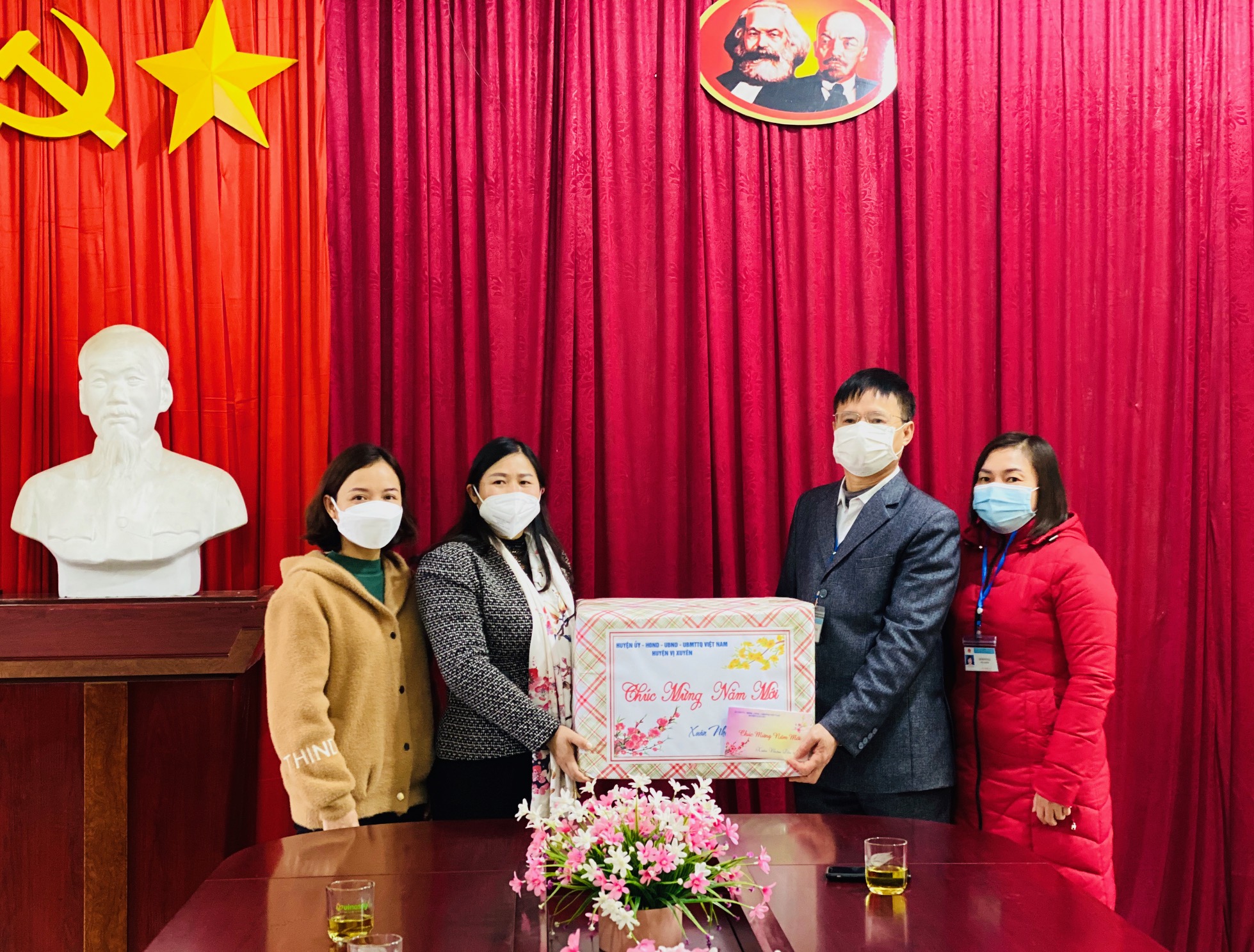 Lãnh đạo UBND huyện Vị Xuyên tặng quà Tết