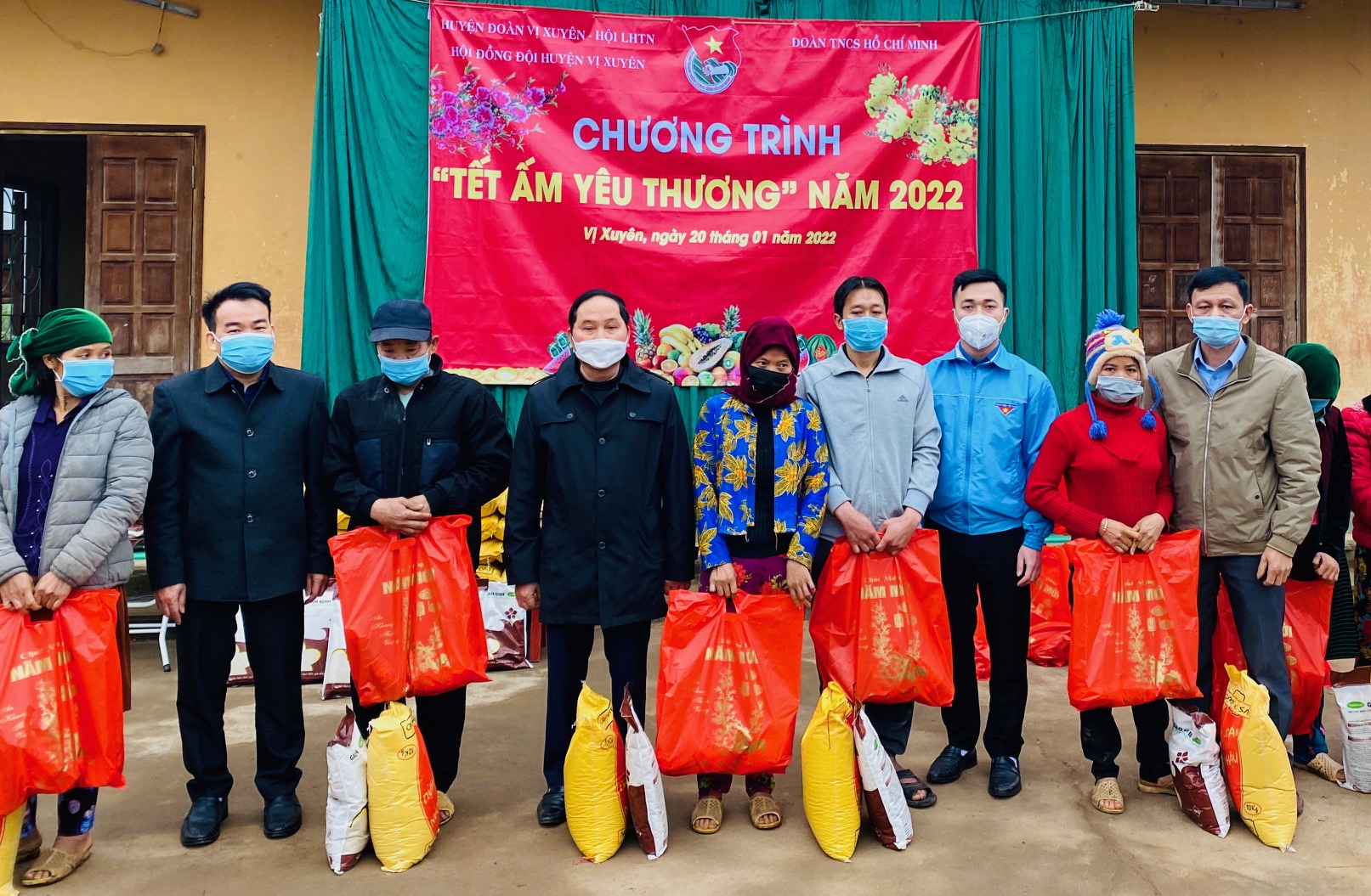 Huyện đoàn Vị Xuyên tổ chức “Tết ấm yêu thương” tại xã Kim Linh