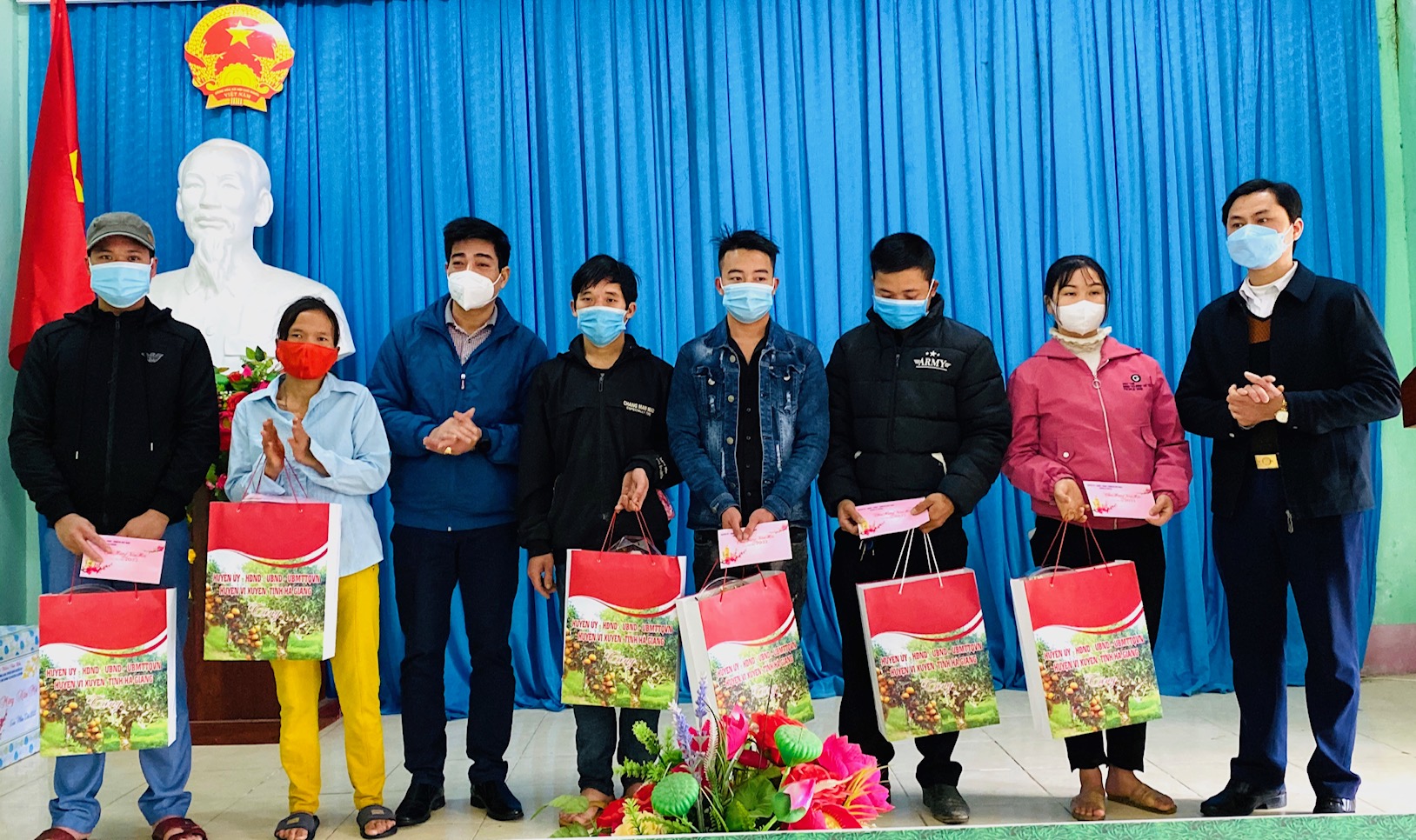 Trưởng Ban Truyên giáo Huyện ủy Vị Xuyên tặng quà Tết tại Ngọc Minh và Bạch Ngọc