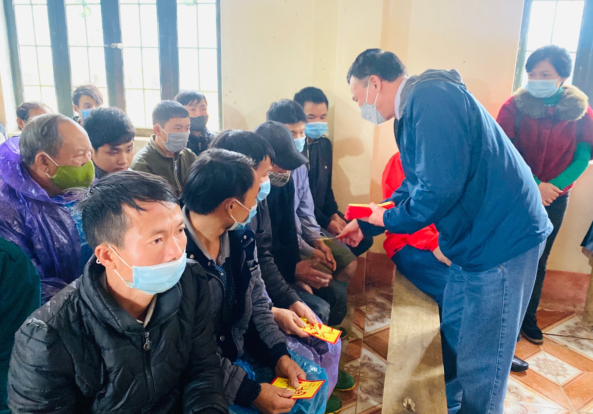 Đoàn từ thiện thành phố Hà Nội trao quà Tết tại xã Bạch Ngọc.