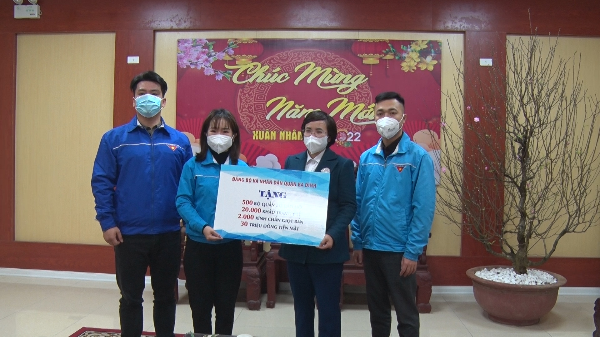 Đoàn thanh niên Quận Ba Đình thành phố Hà Nội tặng quà tại huyện Vị Xuyên