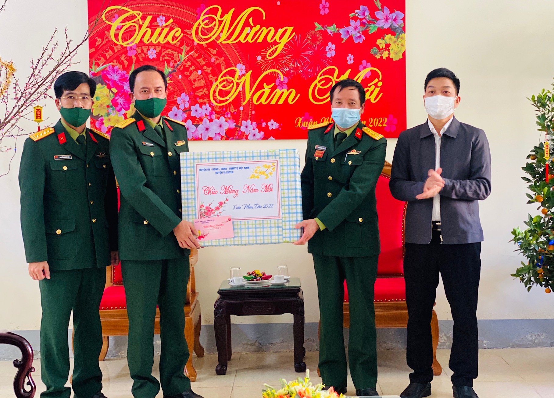Chủ tịch UBND huyện Vị Xuyên tặng quà Tết lực lượng vũ trang và khu cách ly xã Thanh Thủy