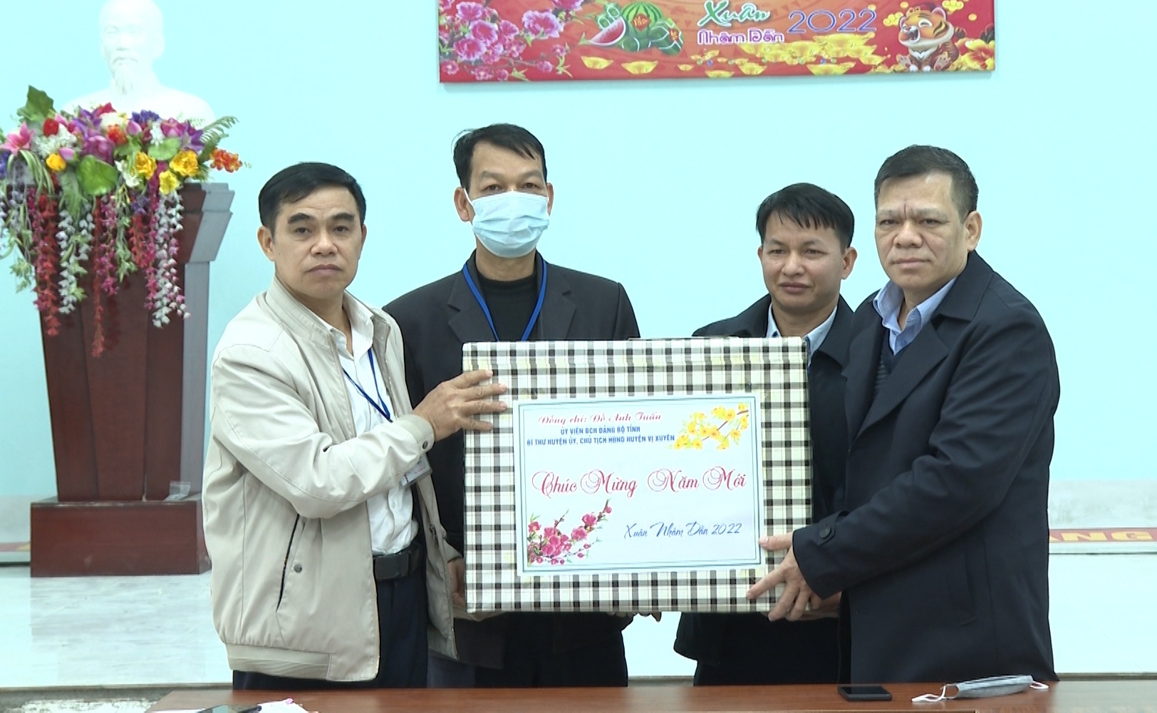 Phó Bí thư Thường trực Huyện ủy Vị Xuyên tặng quà Tết xã Cao Bồ.