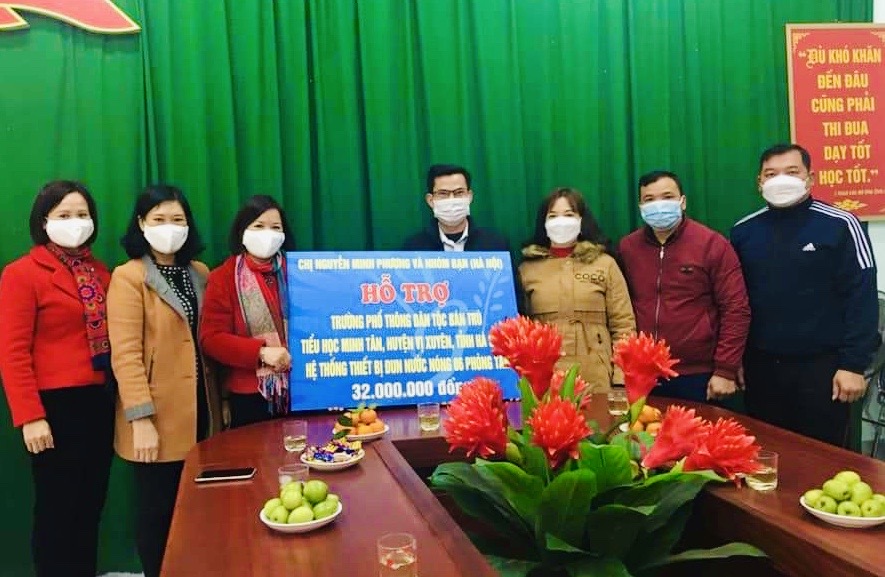 Các nhà hảo tâm Hà Nội trao tặng 06 bình nóng lạnh cho học sinh trường PTDTBT Tiểu học Minh Tân
