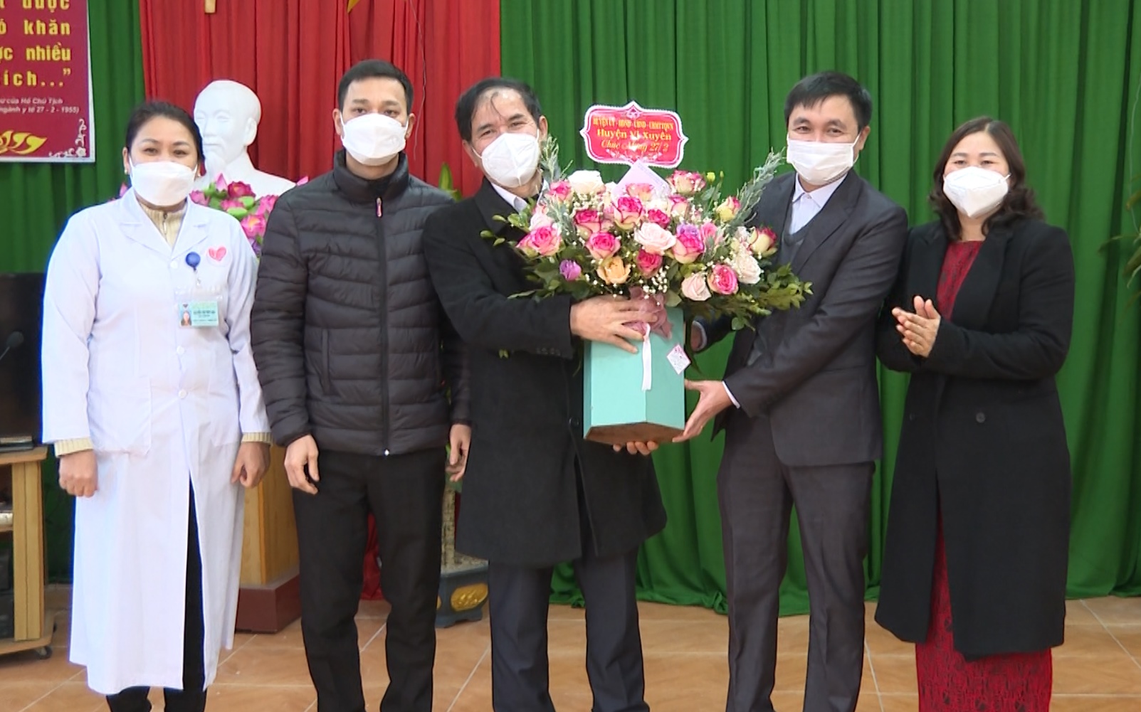 Lãnh đạo huyện Vị Xuyên tặng hoa chúc mừng ngày Thầy thuốc Việt Nam.