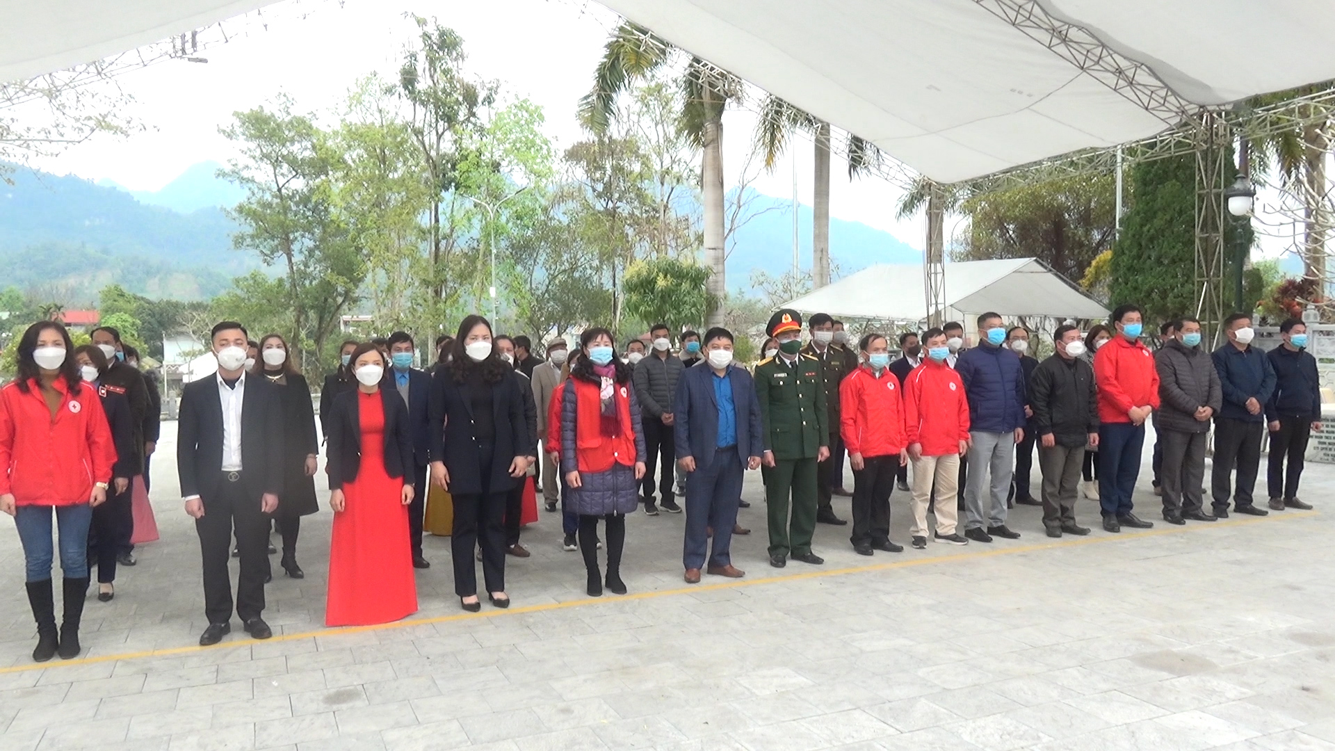 Hội Chữ thập đỏ huyện Vị Xuyên viếng nghĩa trang, khánh thành nhà, tặng xe trước Đại hội