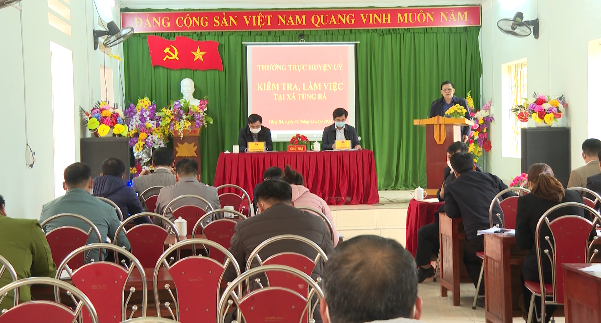 Thường trực Huyện ủy Vị Xuyên làm việc tại xã Tùng Bá.