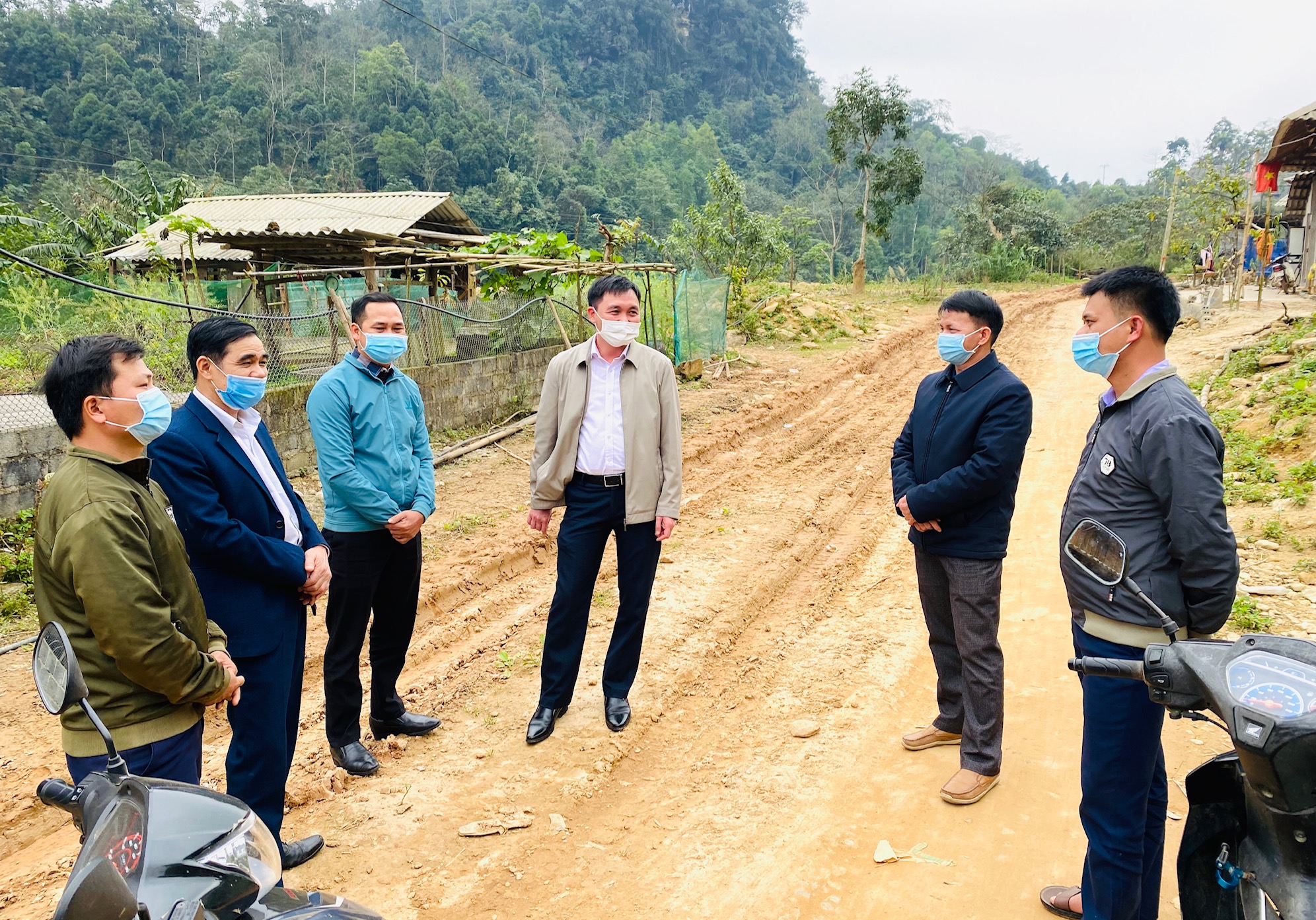 Bí thư Huyện ủy Vị Xuyên khảo sát hỗ trợ làm đường bê tông tại xã Cao Bồ
