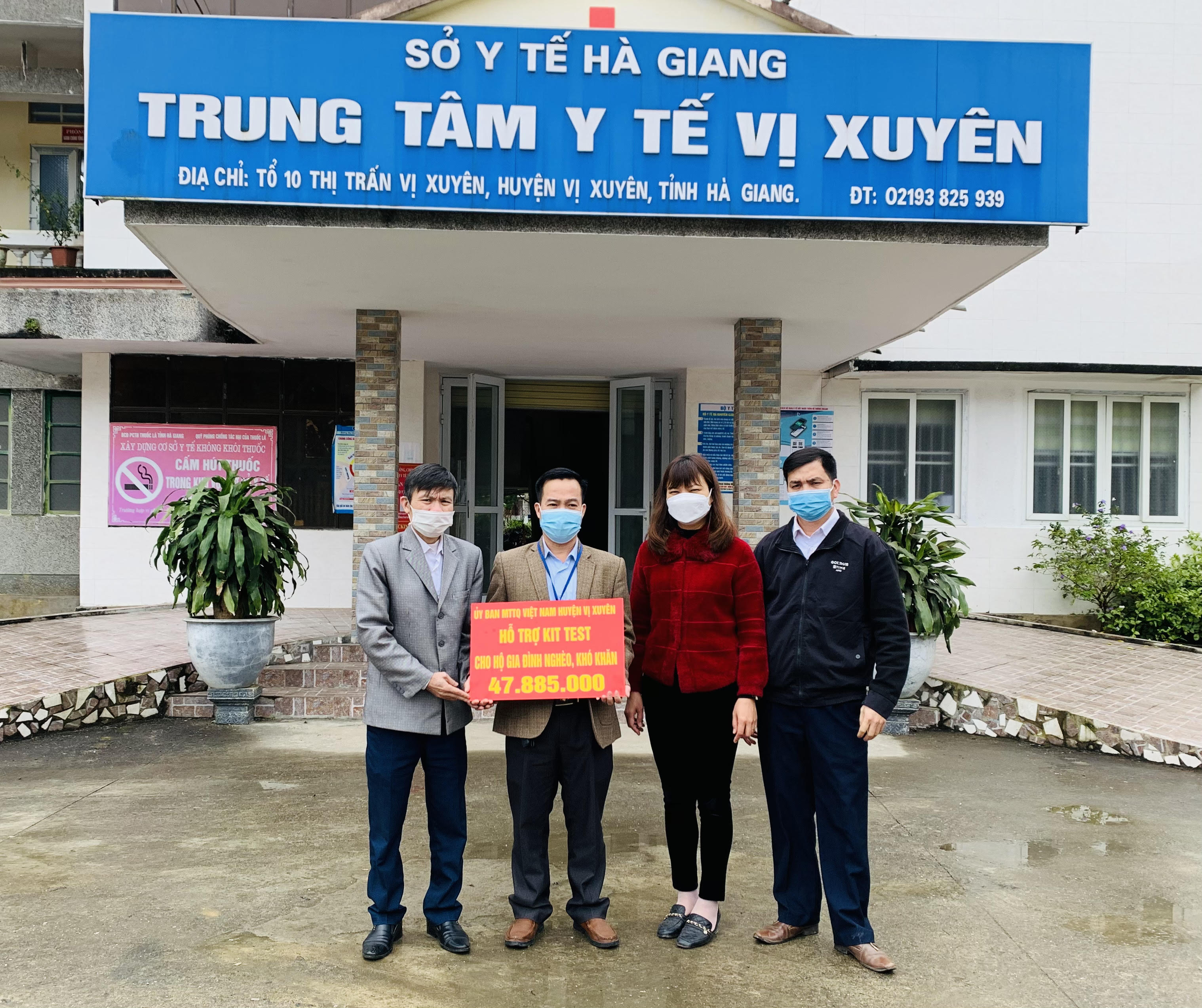 Mặt trận Tổ quốc Việt Nam huyện Vị Xuyên tặng quà Trung tâm Y tế