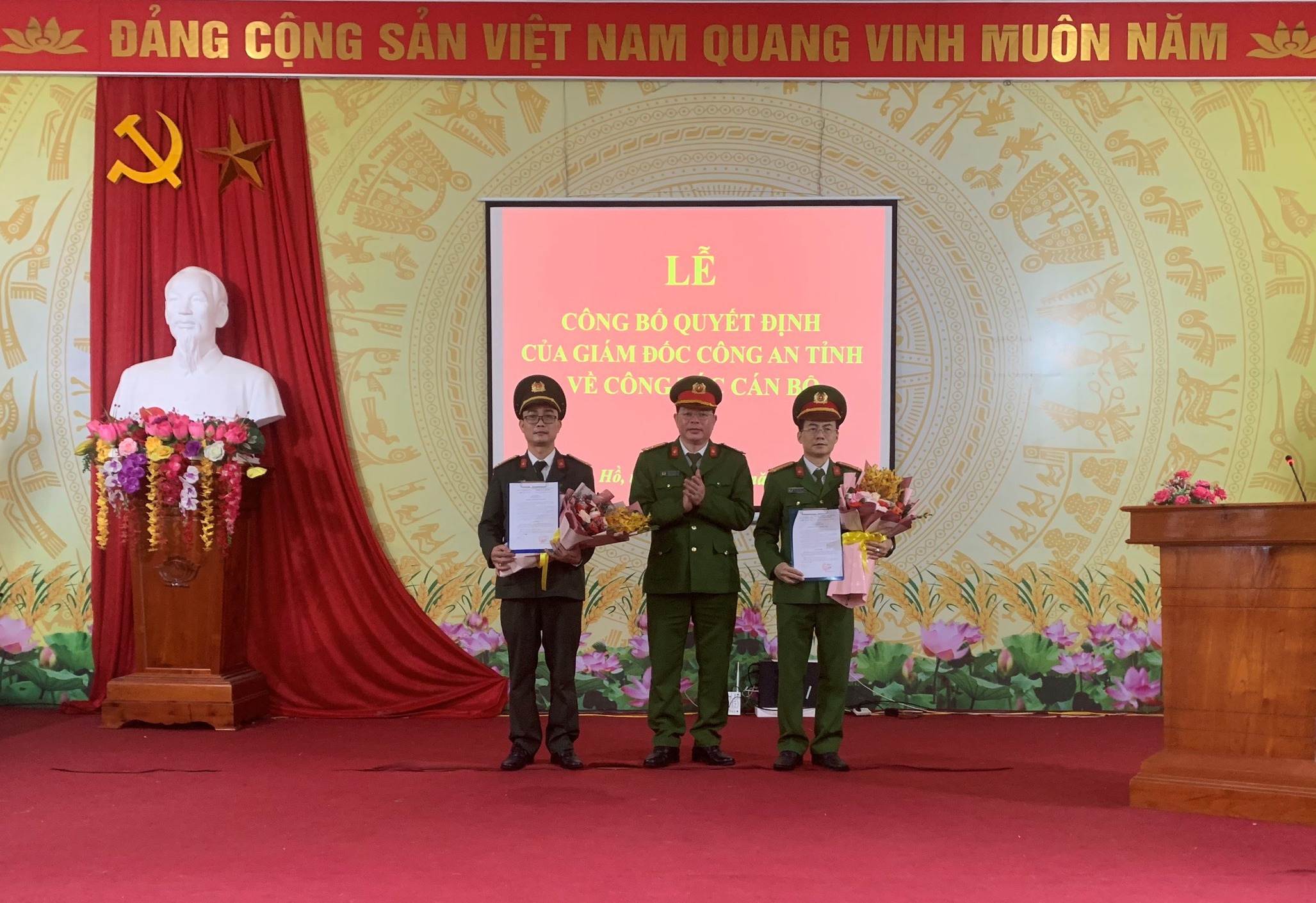 Công bố Quyết định của Giám đốc Công an tỉnh về công tác cán bộ tại xã Linh Hồ