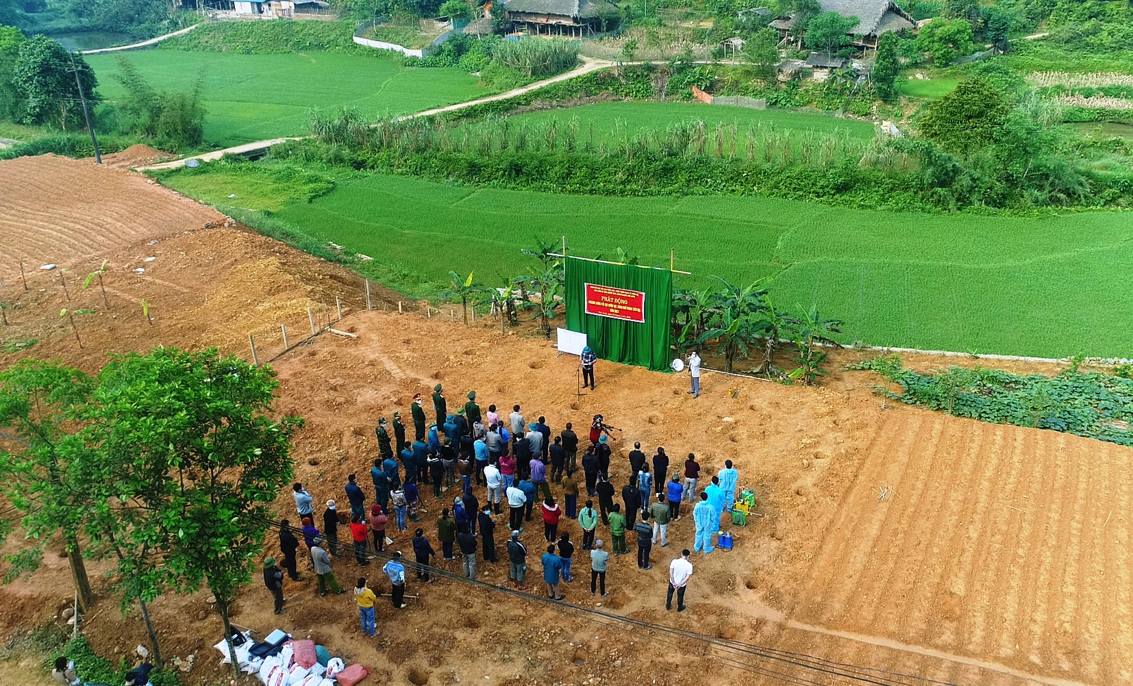 Bí thư Huyện ủy dự lễ phát động cải tạo vườn tạp, phun khử trùng tiêu độc năm 2022 tại xã Phú Linh