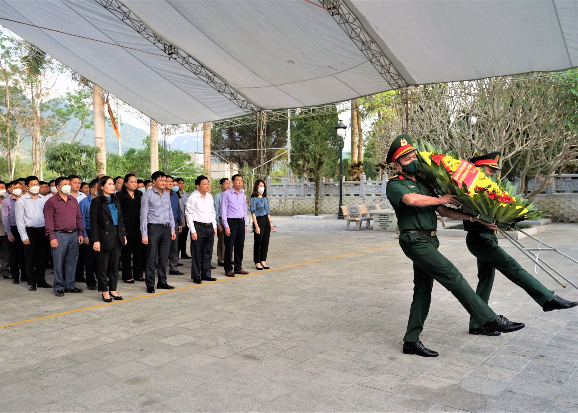 Đoàn đại biểu HĐND các cấp của tỉnh viếng Nghĩa trang Liệt sỹ Quốc gia Vị Xuyên và tham quan các mô hình phát triển kinh tế