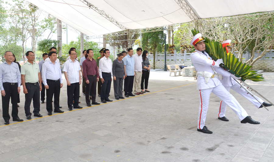 Nguyên Chủ tịch nước Trương Tấn Sang viếng các Anh hùng Liệt sĩ tại Nghĩa trang Liệt sĩ Vị Xuyên