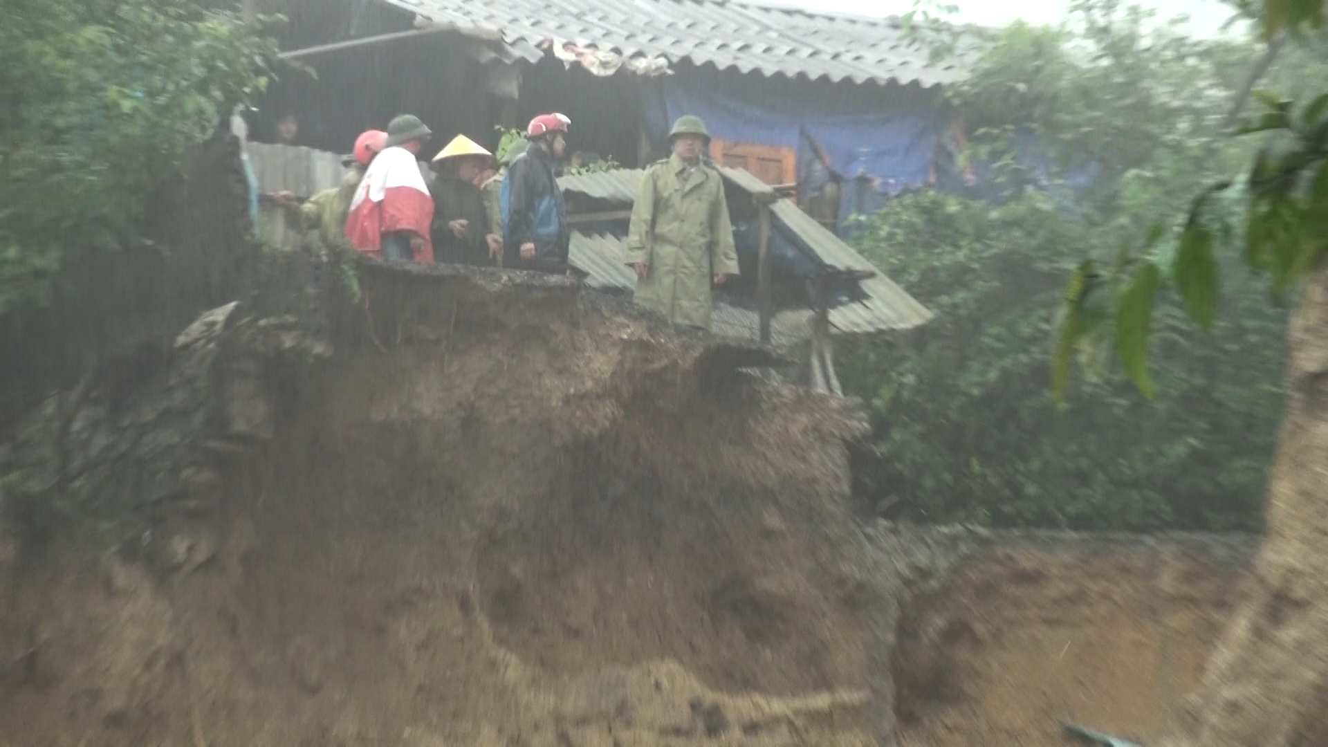 Đồng chí Lê Thanh Hải, Phó Chủ tịch UBND huyện  kiểm tra tình hình thiệt hại mưa lũ tại xã Cao Bồ