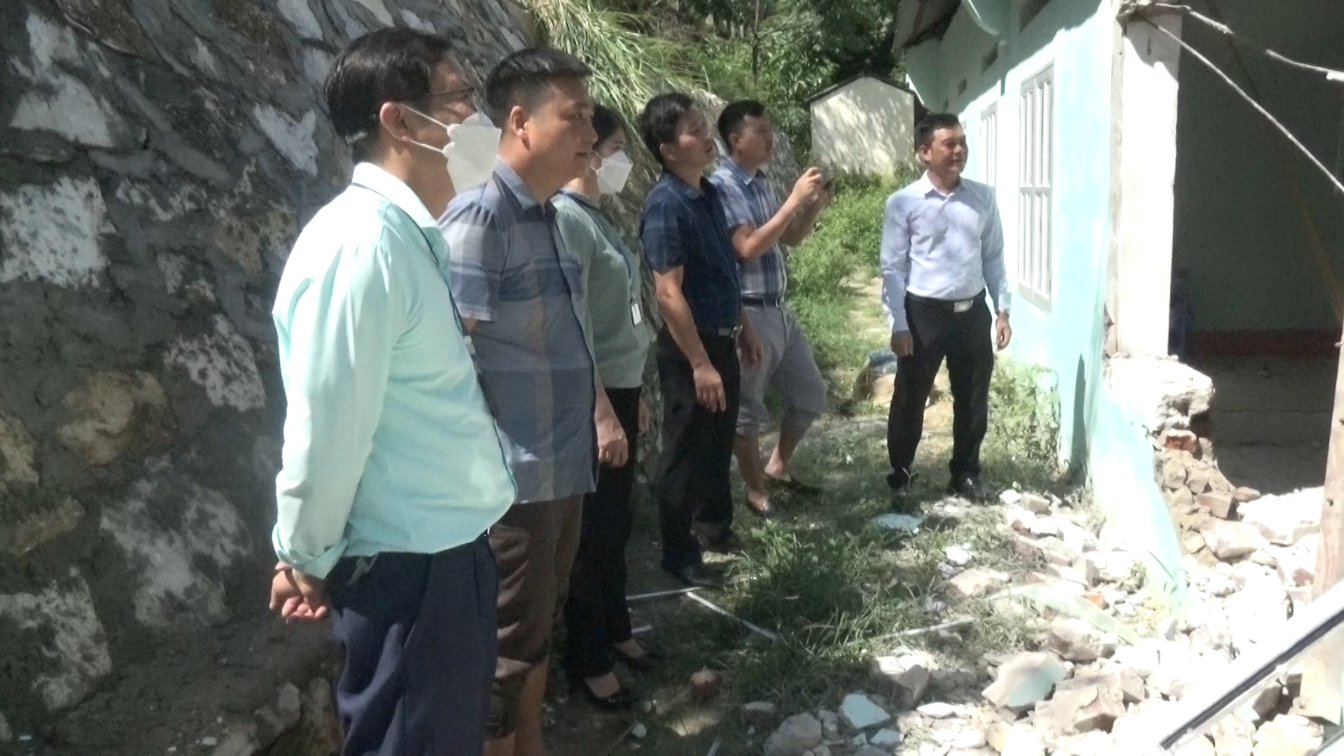 Đồng chí Hoàng Thanh Tịnh - Chủ tịch UBND huyện kiểm tra tình hình thiệt hại do mưa lũ tại các xã