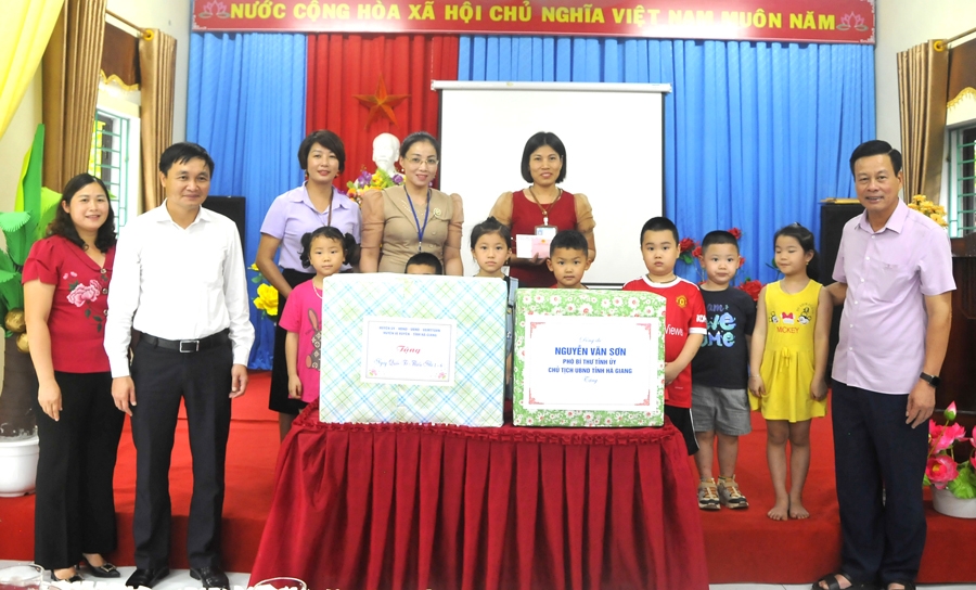 Chủ tịch UBND tỉnh Nguyễn Văn Sơn thăm, tặng quà tại Trường Mầm non Thanh Thủy