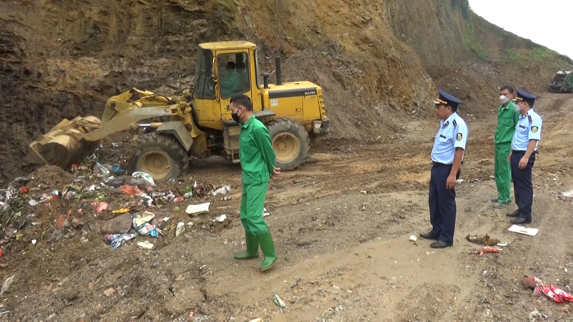 Đội quản lý thị trường số 2 huyện Vị Xuyên tiêu hủy bột giặt giả