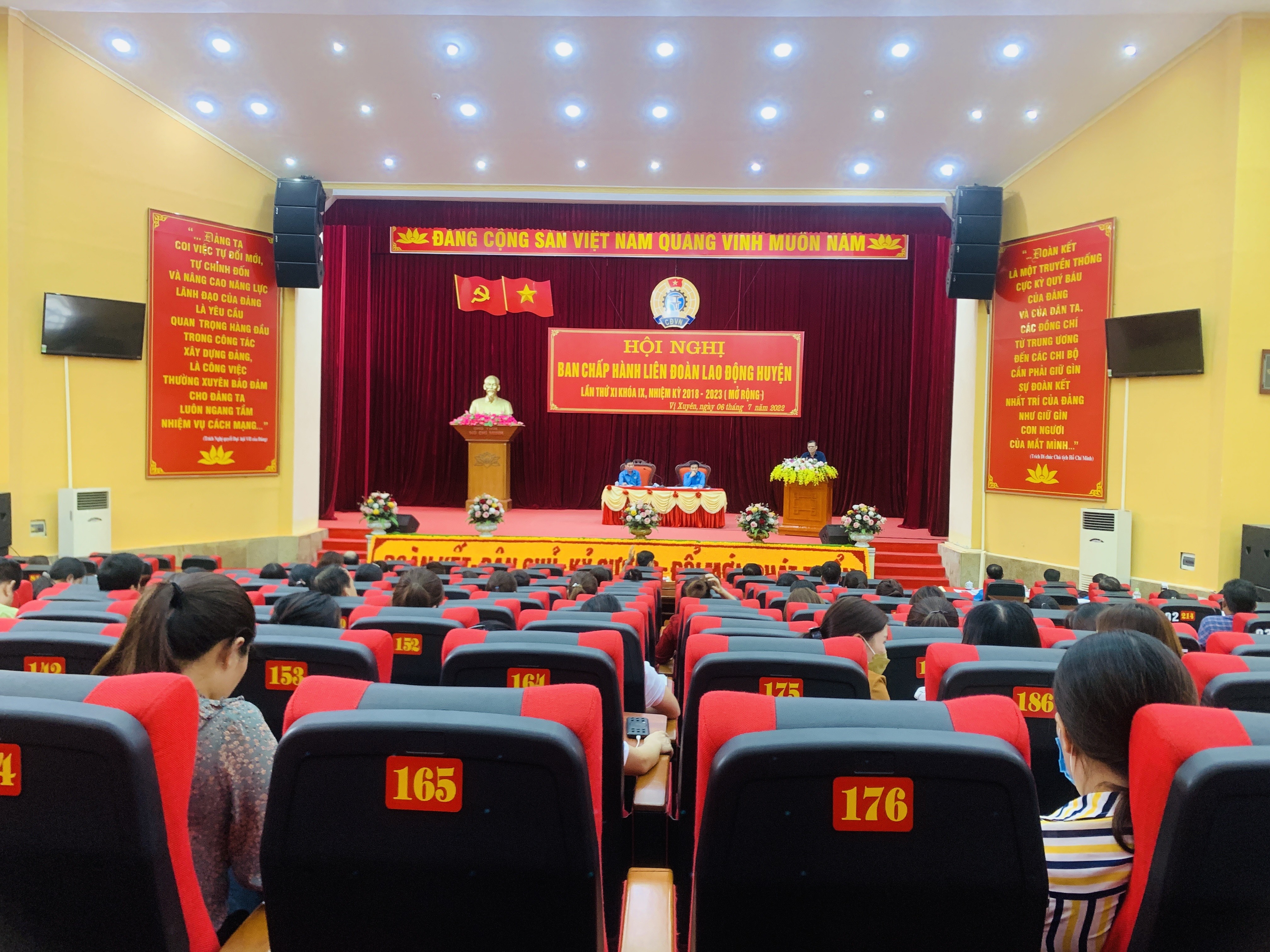 Hội nghị Ban chấp hành Liên đoàn lao động huyện lần thứ XI khóa IX