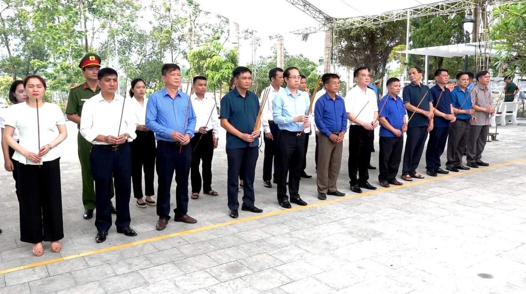 Lãnh đạo huyện Vị Xuyên và lãnh đạo huyện Bắc Quang, huyện Lâm Bình tri ân các anh hùng liệt sĩ.