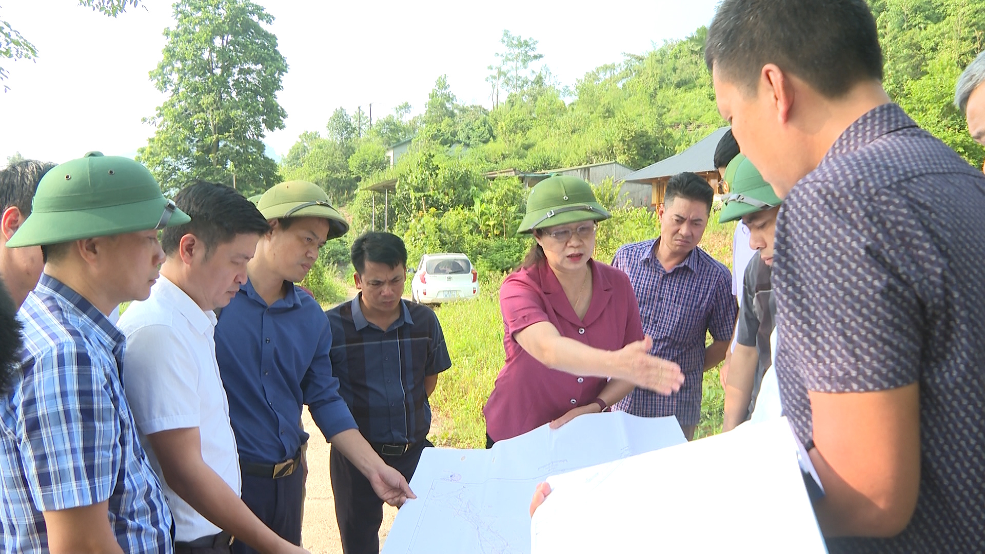 Phó Chủ tịch UBND tỉnh Hà Thị Minh Hạnh kiểm tra tiến độ dự án đường nội thị thị trấn Vị Xuyên