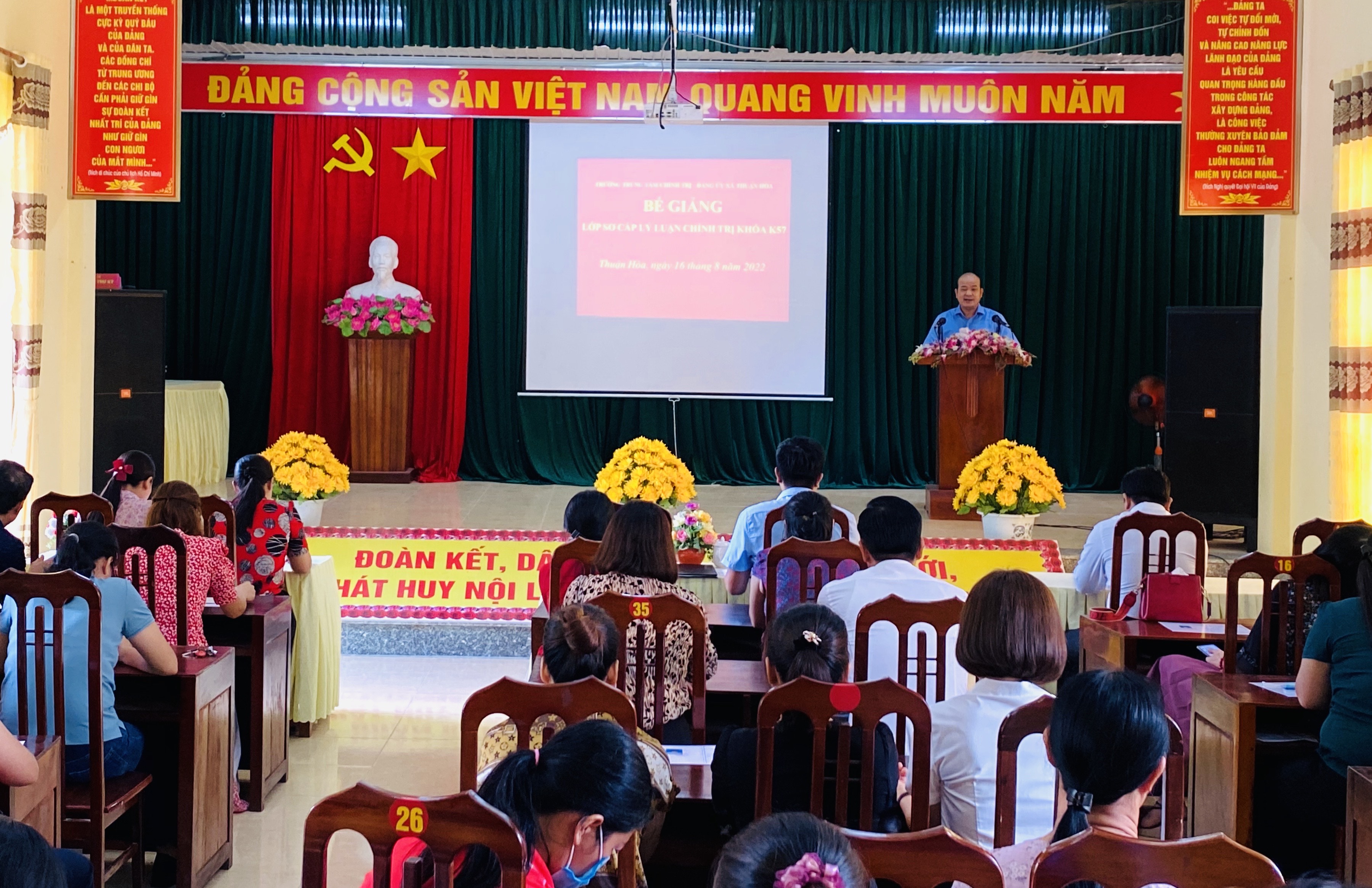 Bế giảng lớp Sơ cấp lý luận chính trị tại xã Thuận Hòa