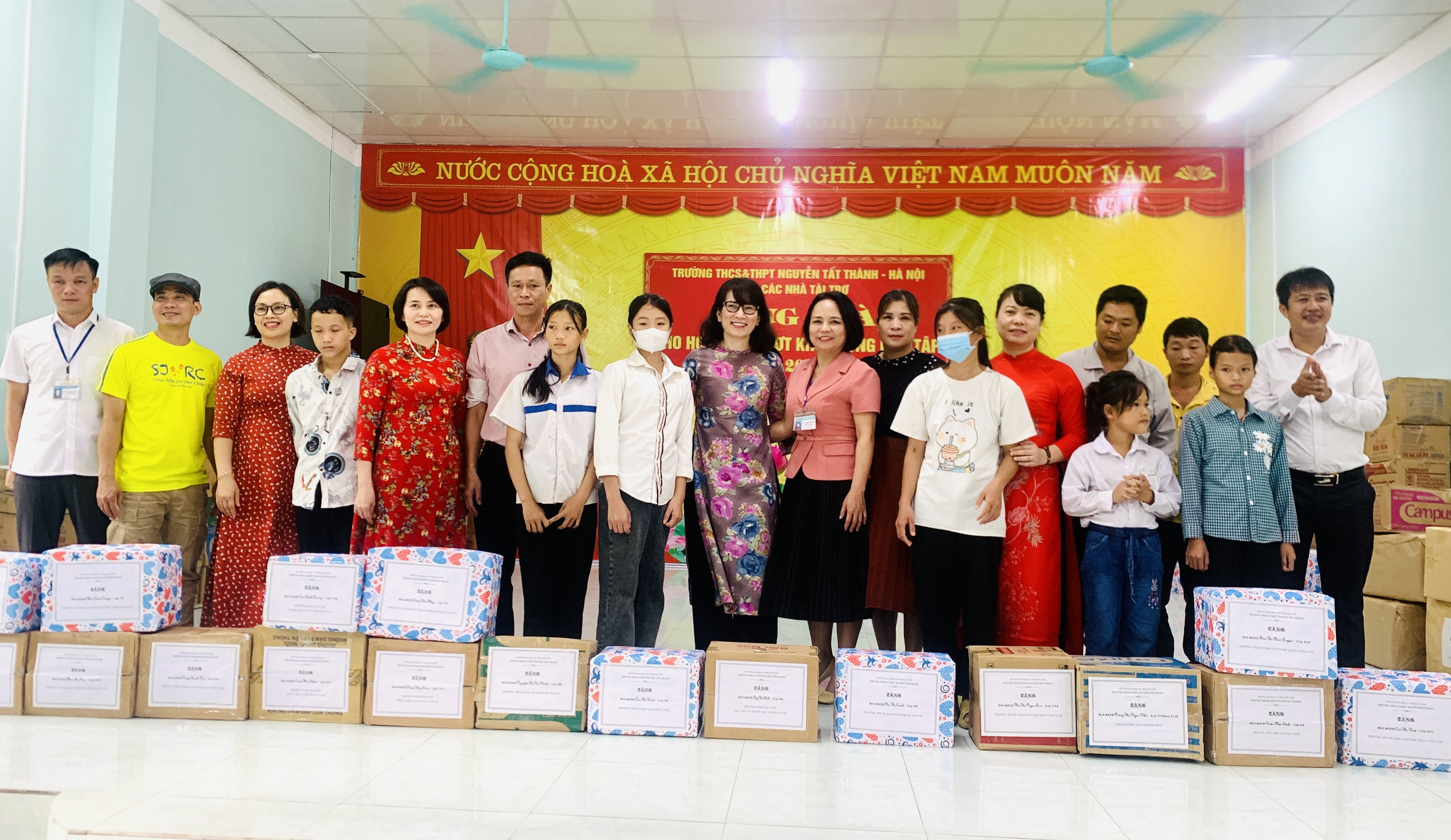 Tặng quà cho học sinh vượt khó tại Vị Xuyên