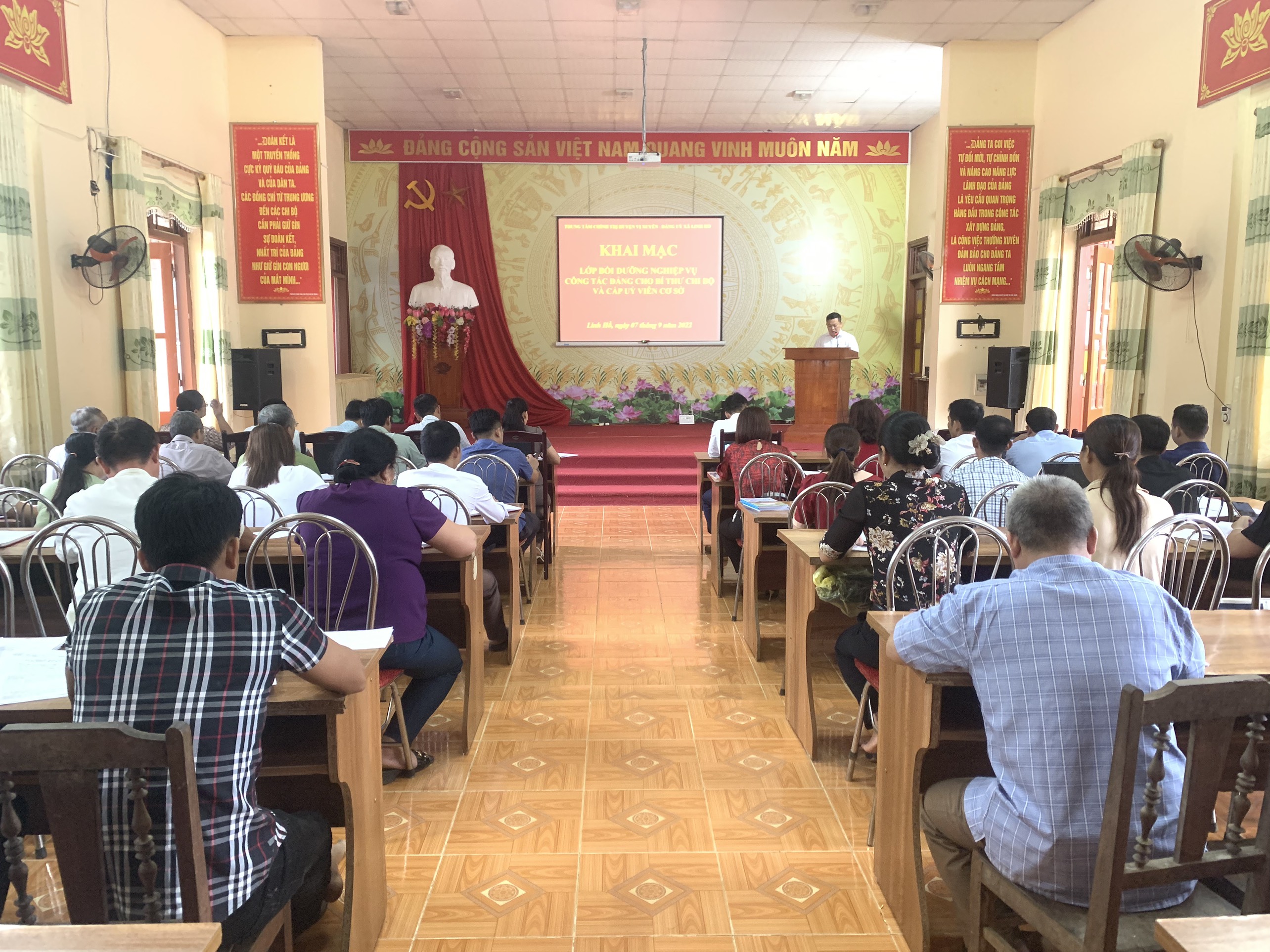 Khai giảng lớp bồi dưỡng công tác đảng cho cấp ủy viên cơ sở tại xã Linh Hồ