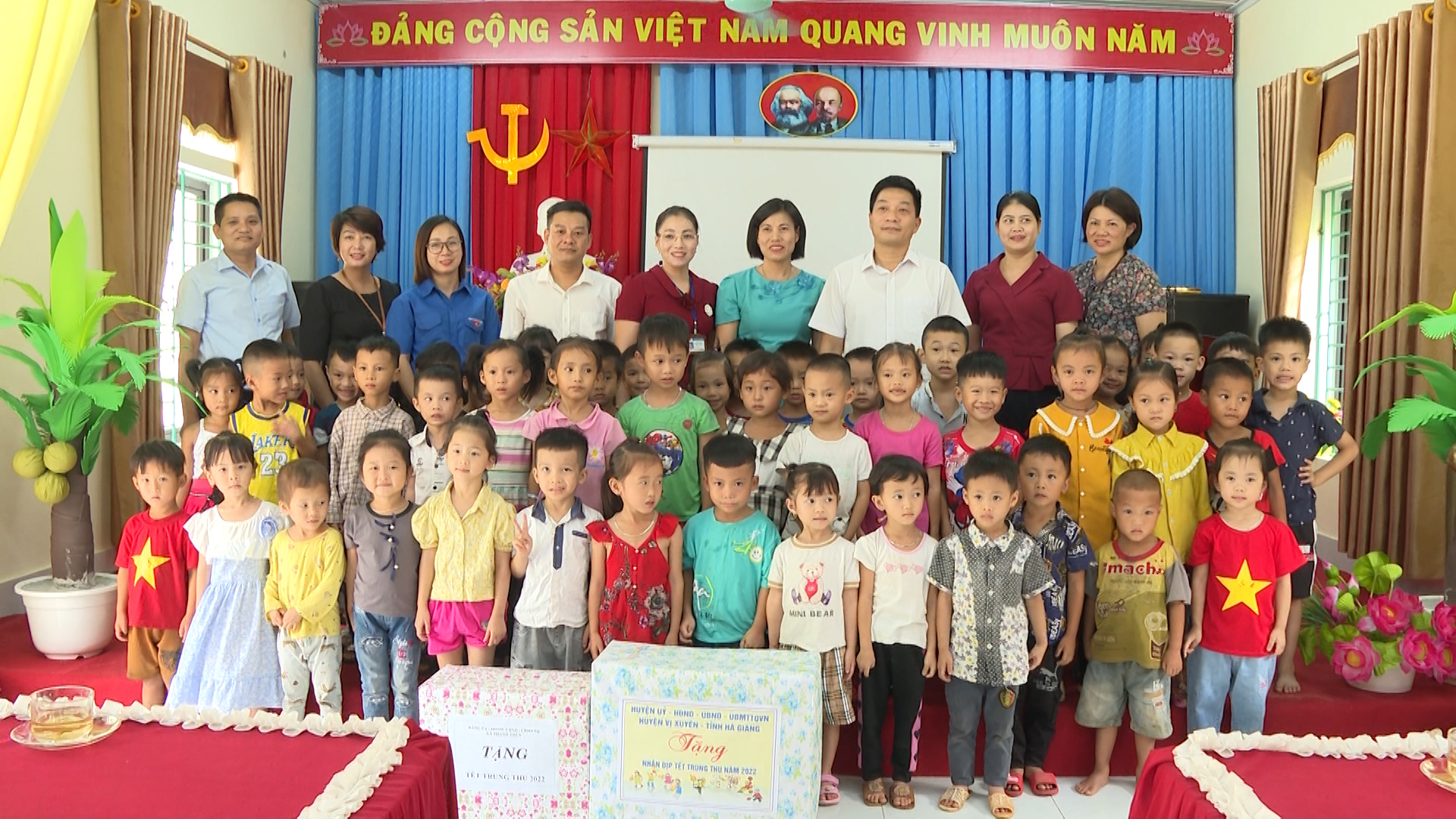Chủ tịch UBND huyện tặng quà Tết Trung thu các trường học 4 xã biên giới.