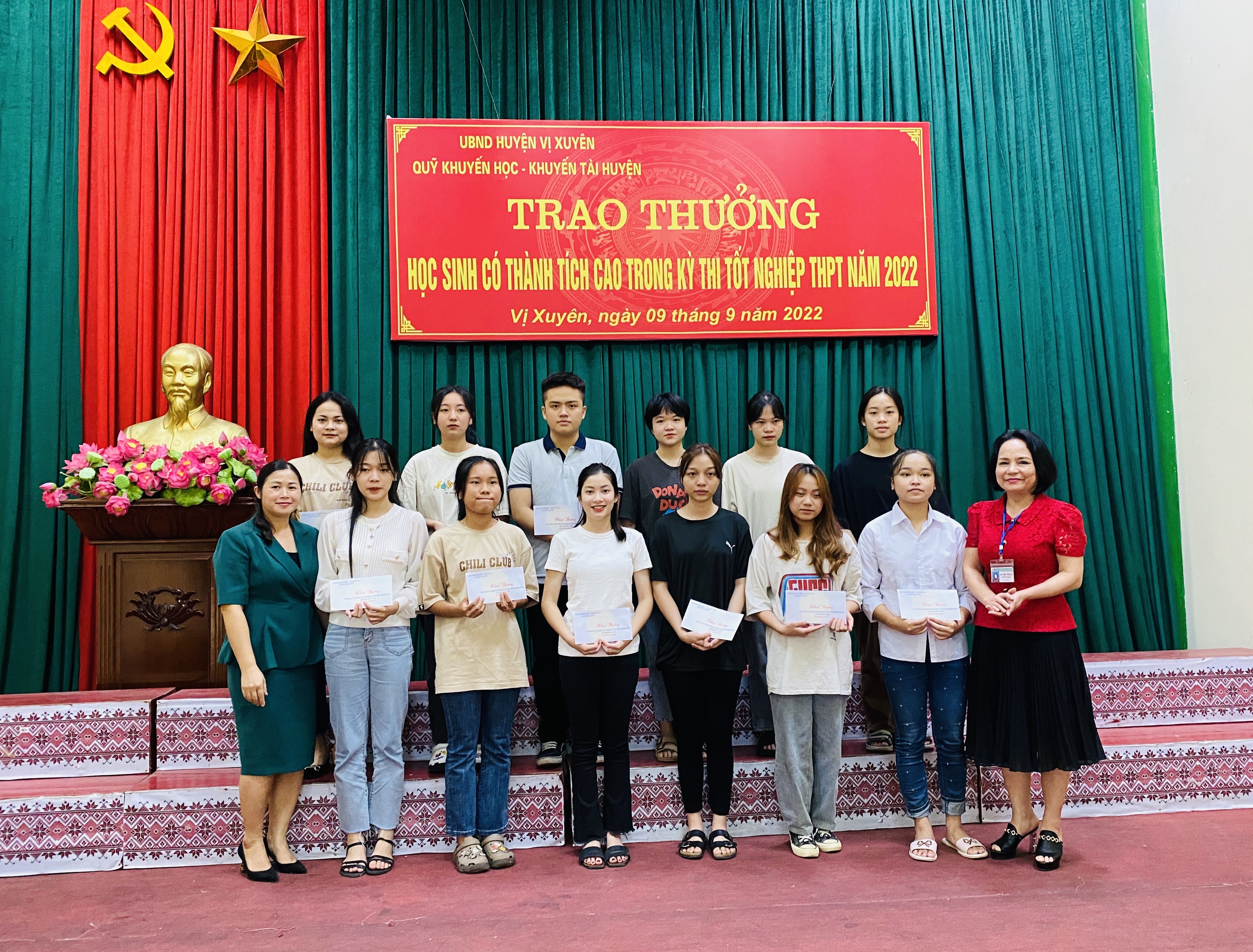 Vị Xuyên trao thưởng học sinh có thành tích cao trong Kỳ thi tốt nghiệp THPT 2022