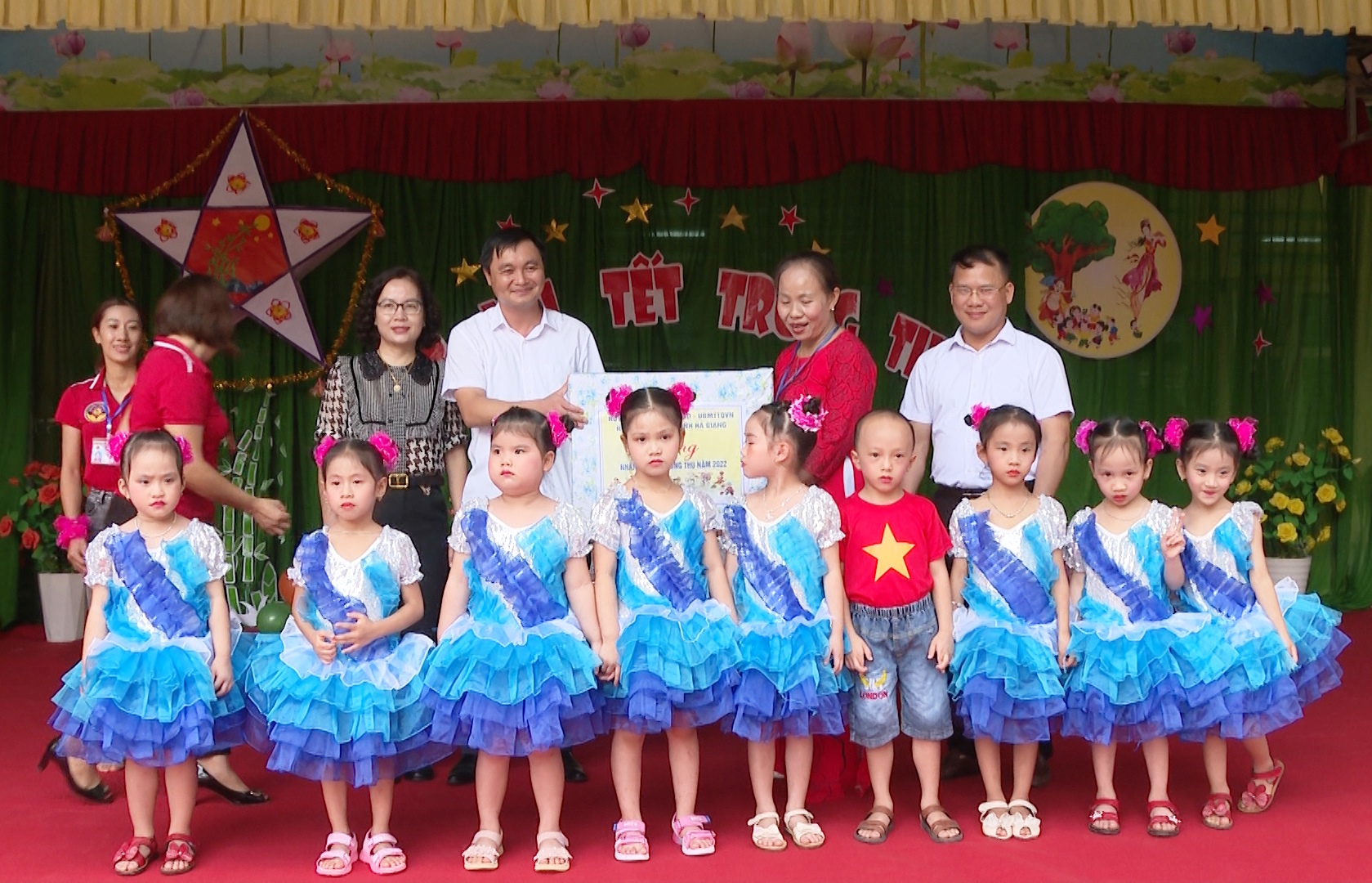 Lãnh đạo huyện Vị Xuyên tặng quà Tết Trung thu các trường Mầm non