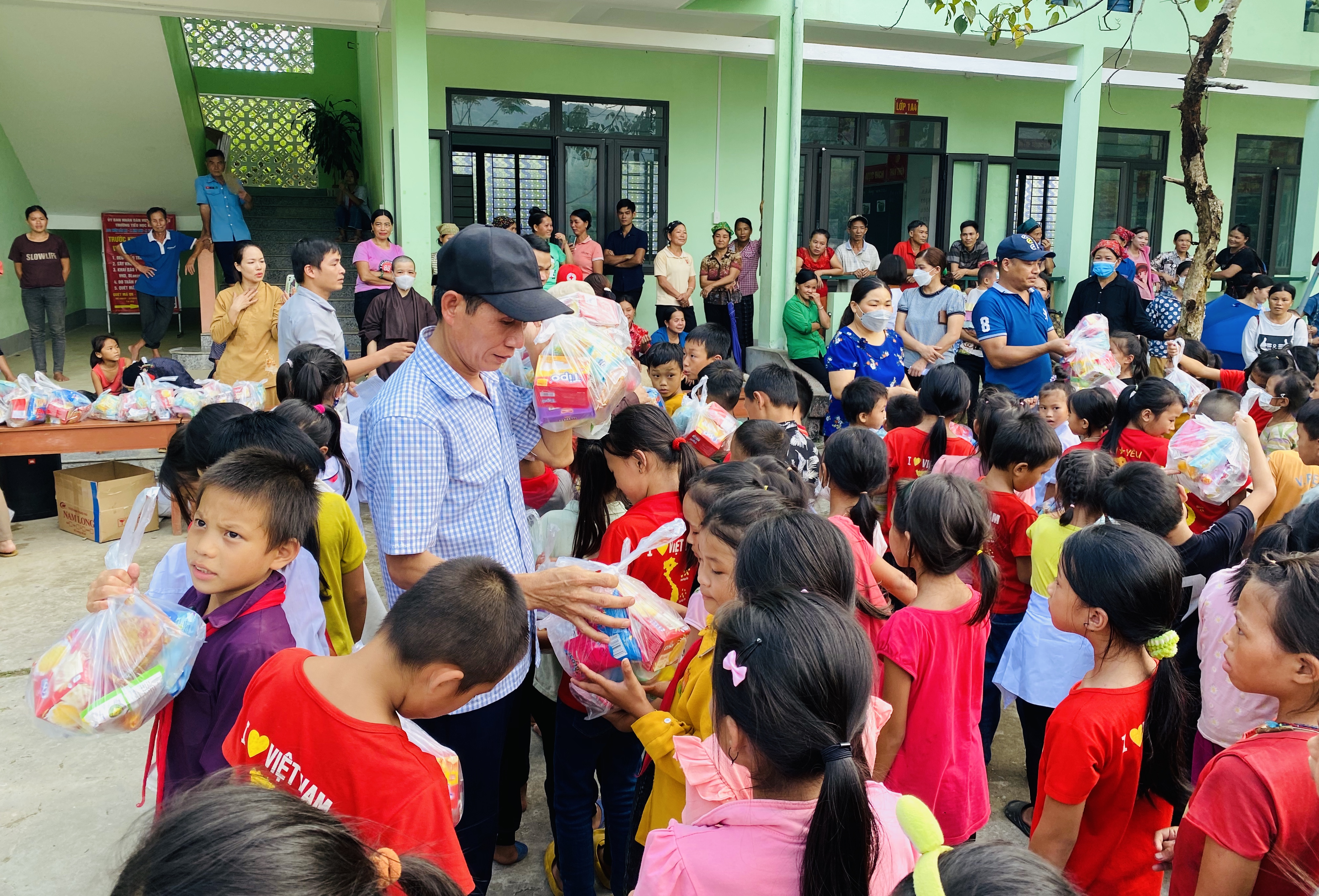 Đoàn Tăng ni Phật tử tỉnh Hưng Yên từ thiện tại Kim Linh, Vị Xuyên