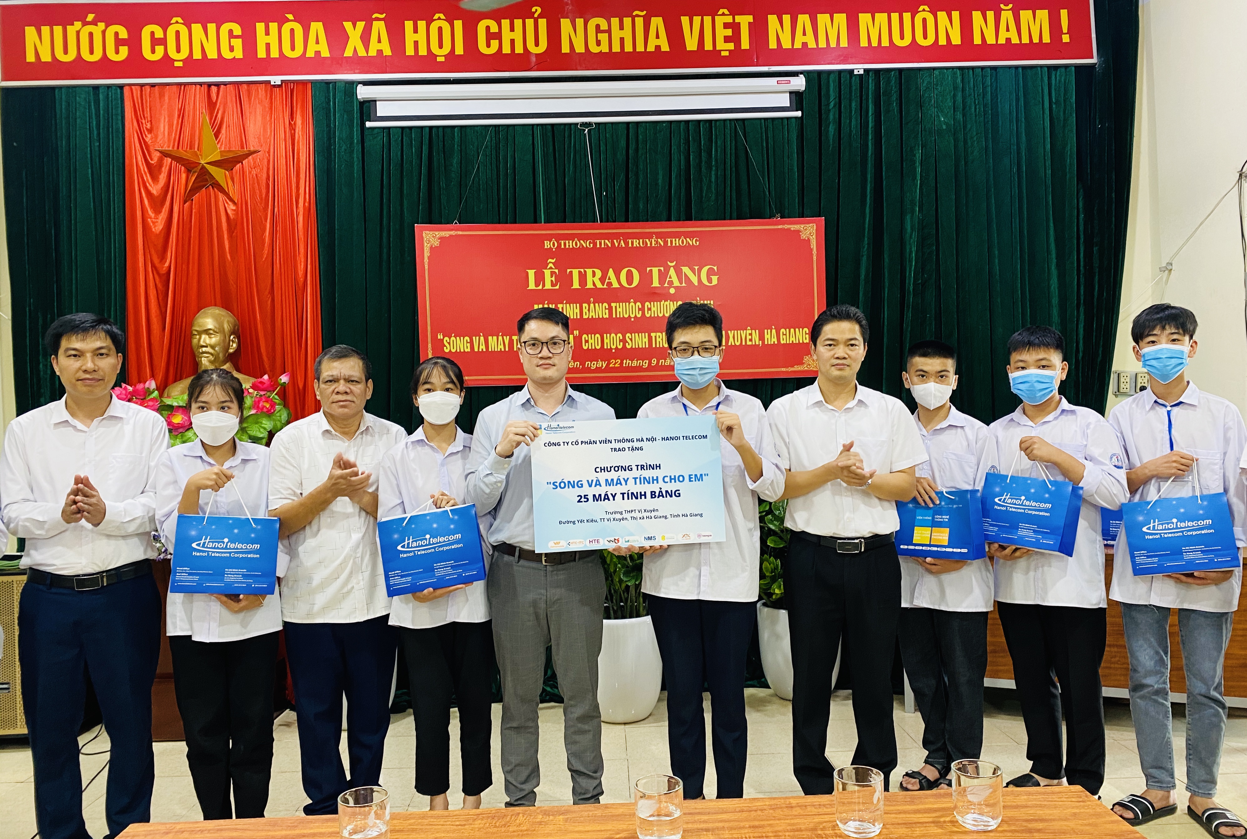 Trưởng Ban Tuyên giáo Tỉnh ủy Vũ Mạnh Hà dự Lễ trao tặng máy tính bảng cho học sinh khó khăn và làm việc với trường THPT Vị Xuyên