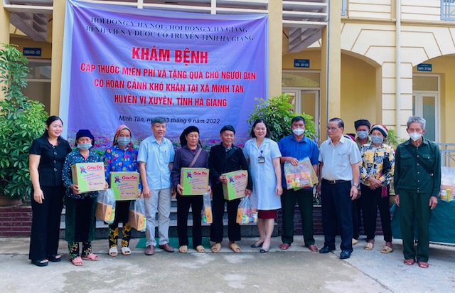 Chương trình khám bệnh, cấp thuốc miễn phí và tặng quà cho người nghèo tại xã Minh Tân